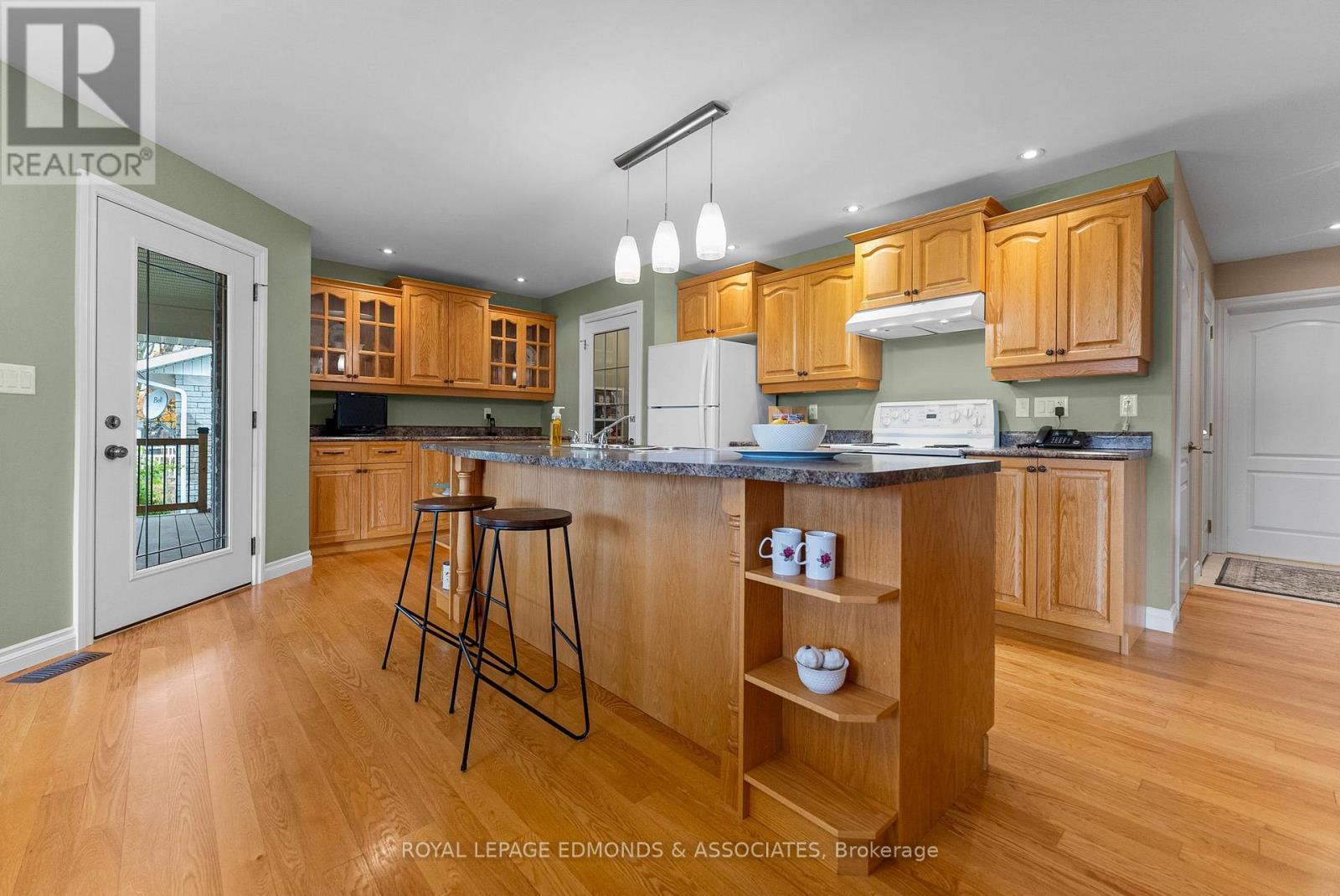 












17 MINTO STREET

,
Whitewater Region,




Ontario
K0J1C0

