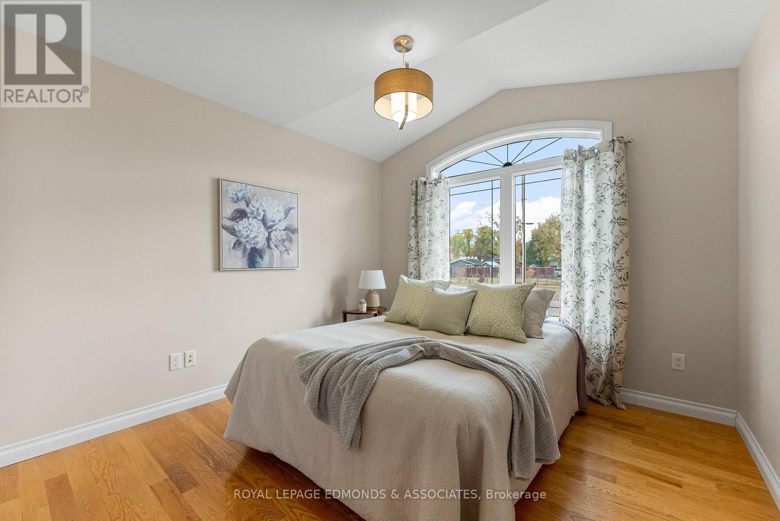 












17 MINTO STREET

,
Whitewater Region,




Ontario
K0J1C0

