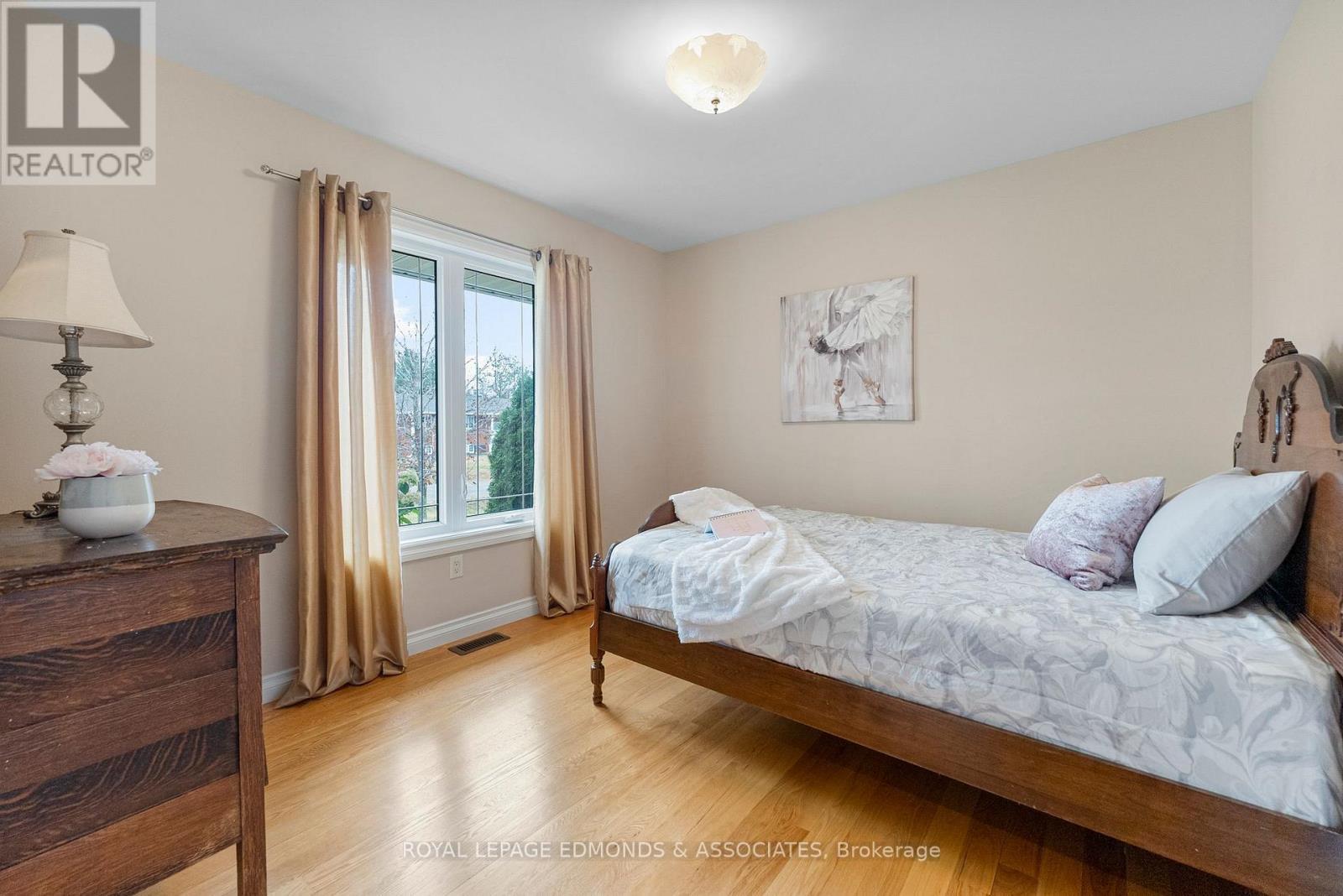 












17 MINTO STREET

,
Whitewater Region,




Ontario
K0J1C0

