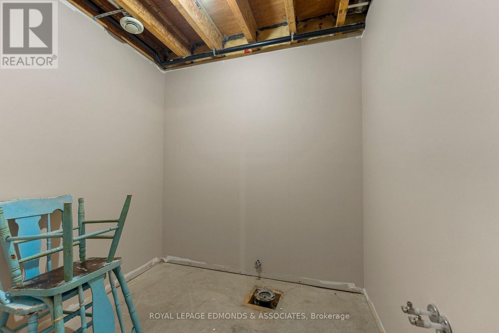 












17 MINTO STREET

,
Whitewater Region,




Ontario
K0J1C0

