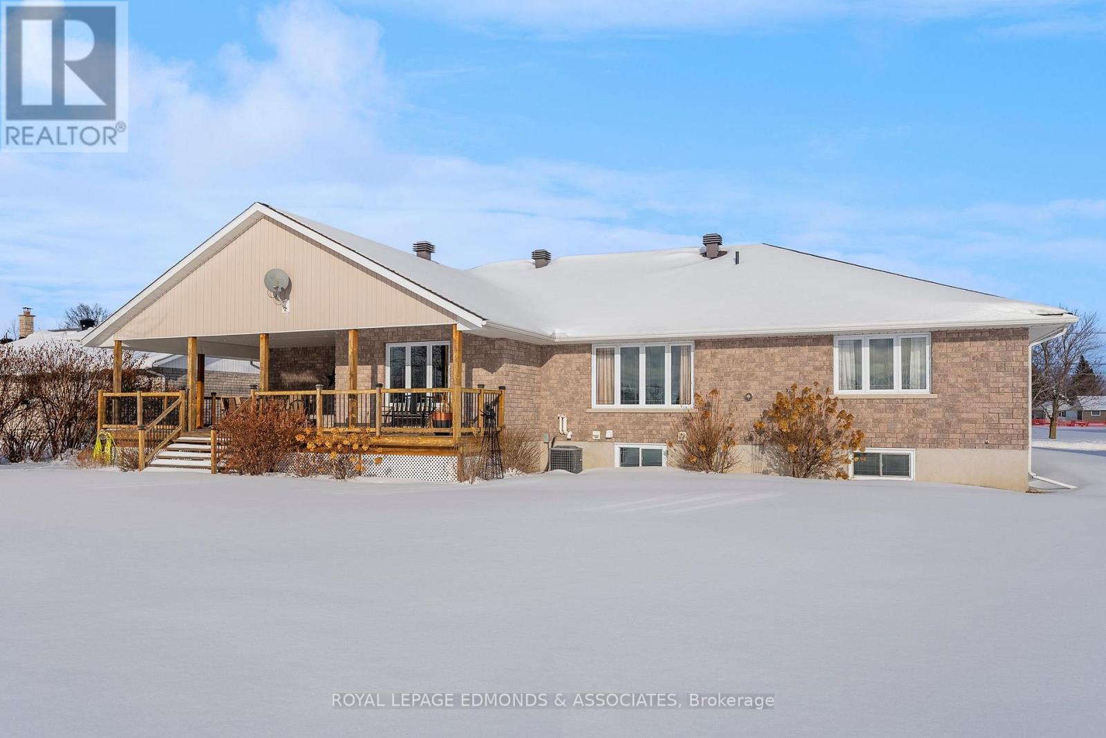 












17 MINTO STREET

,
Whitewater Region,




Ontario
K0J1C0

