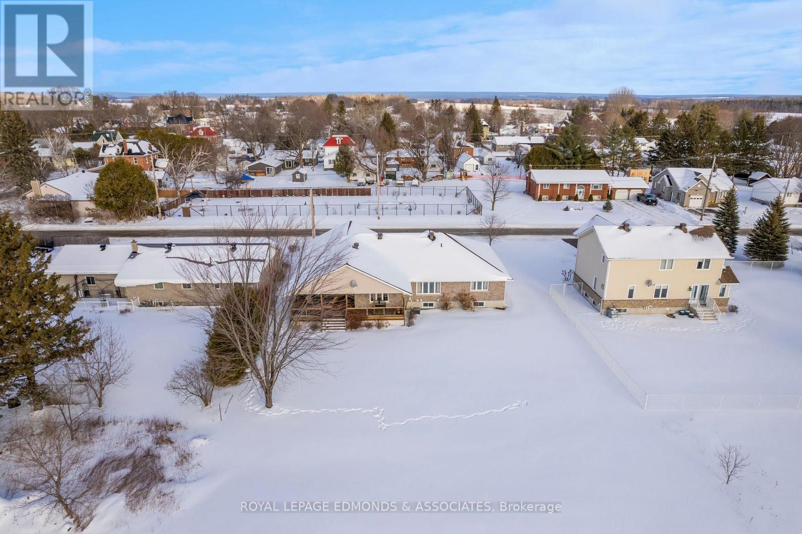 












17 MINTO STREET

,
Whitewater Region,




Ontario
K0J1C0

