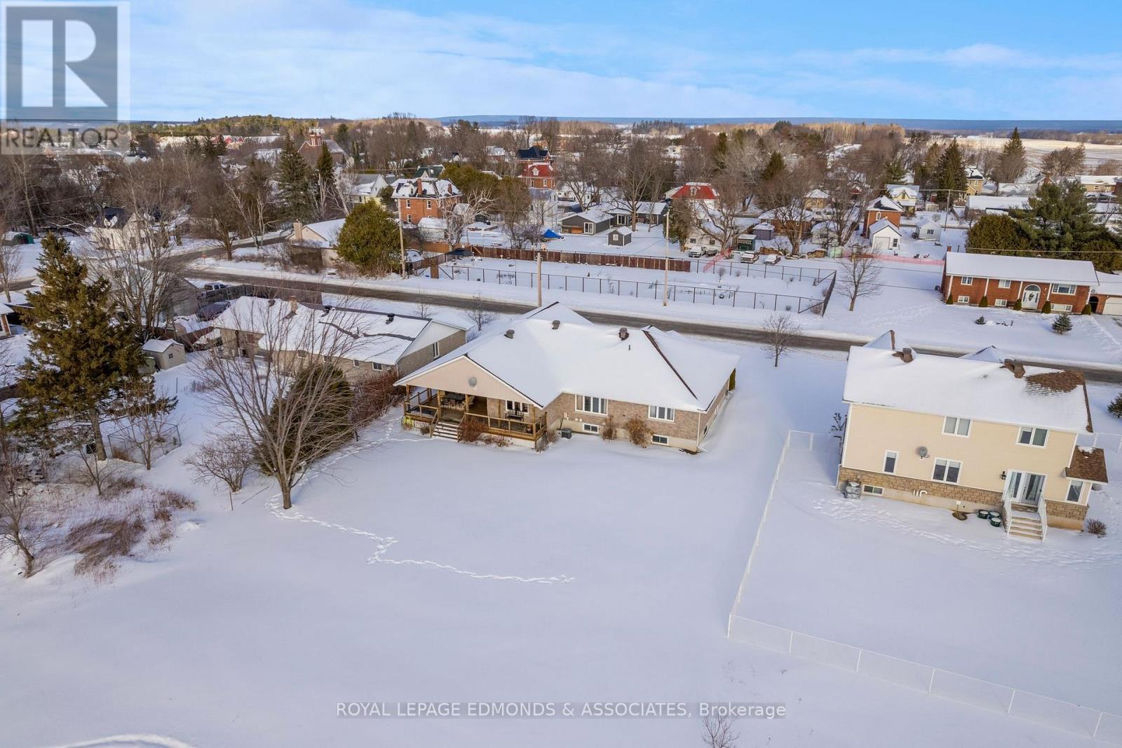 












17 MINTO STREET

,
Whitewater Region,




Ontario
K0J1C0

