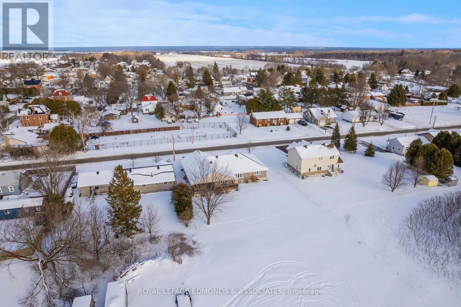 












17 MINTO STREET

,
Whitewater Region,




Ontario
K0J1C0

