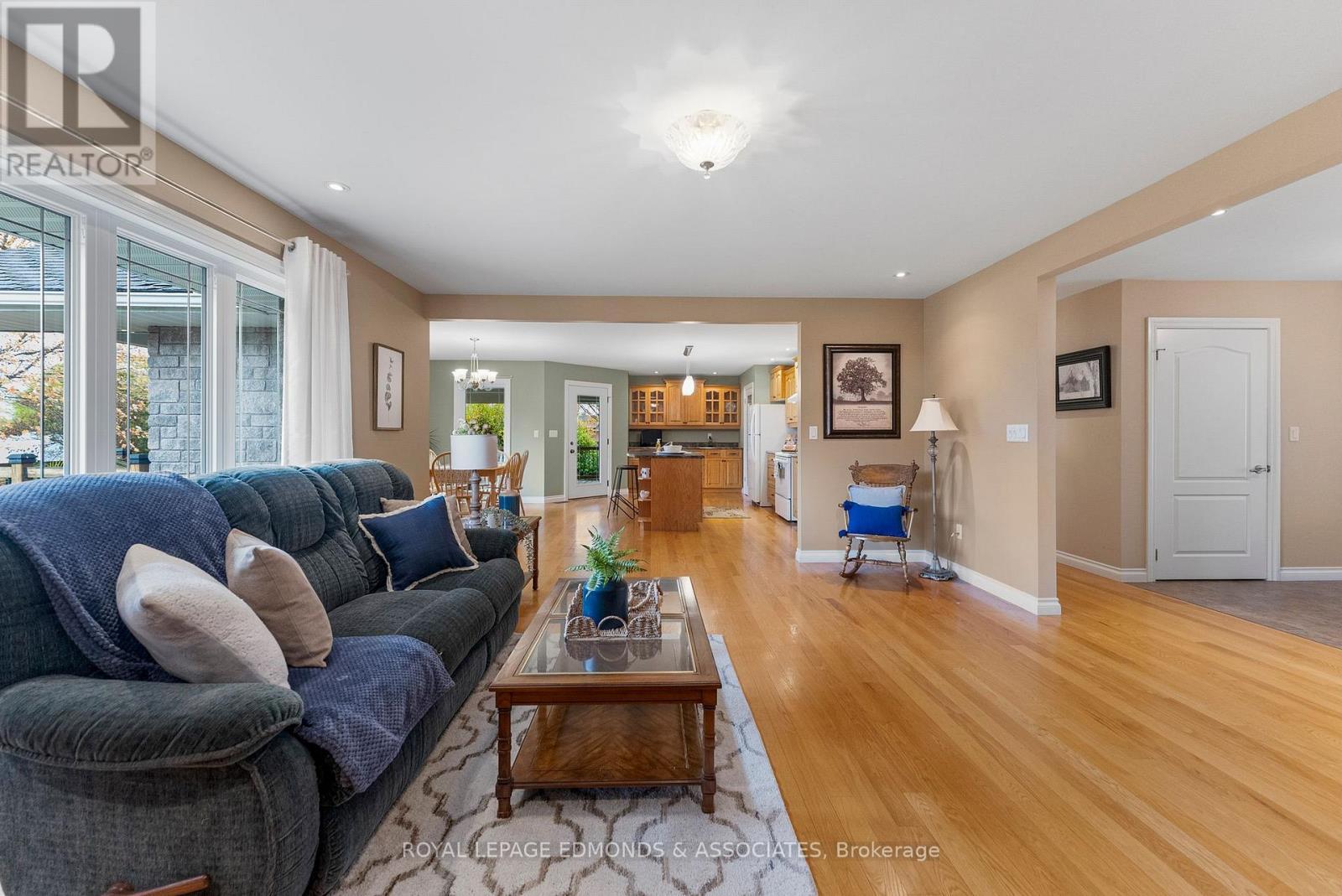 












17 MINTO STREET

,
Whitewater Region,




Ontario
K0J1C0

