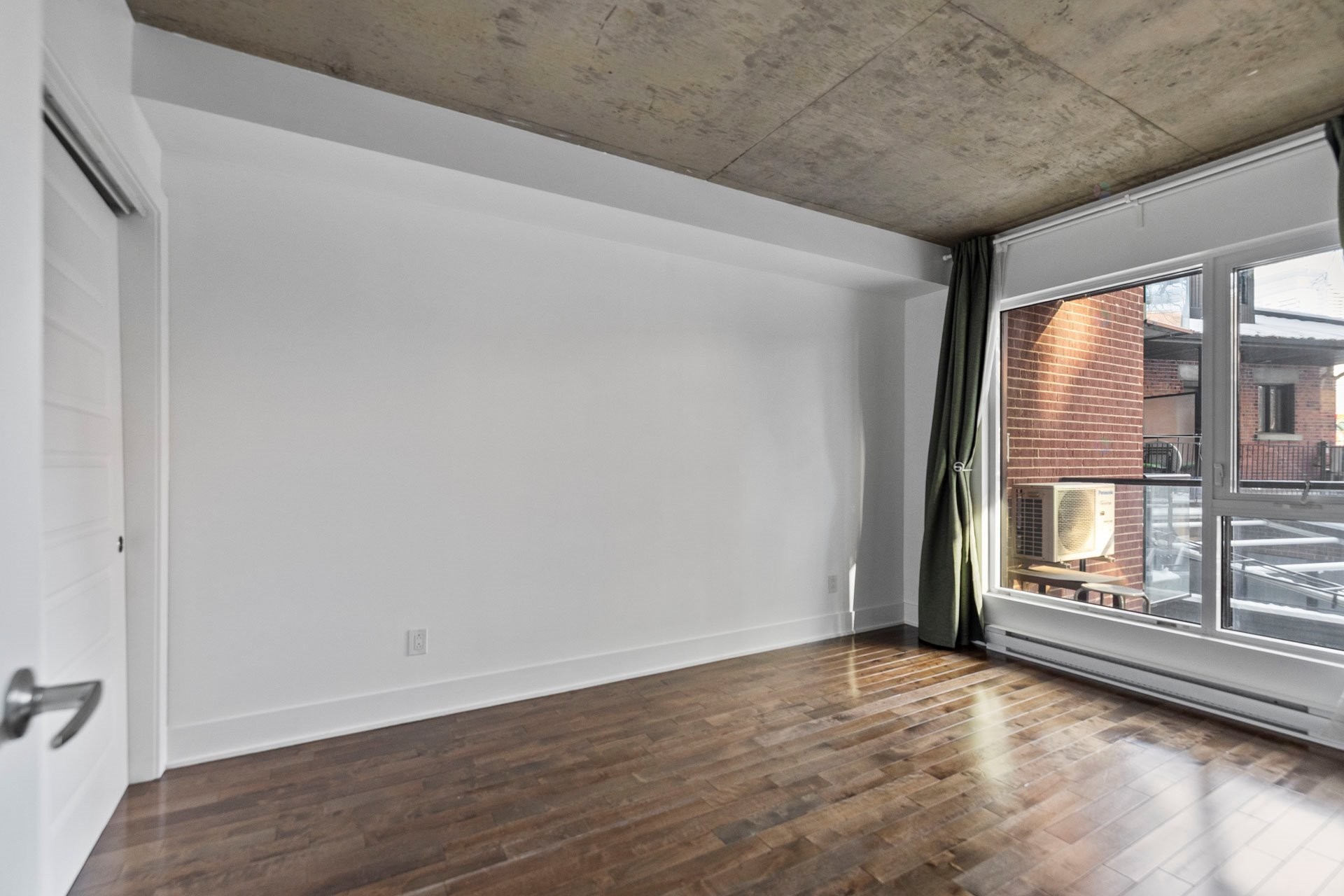 









225


Rue de la Montagne

, 222,
Montréal (Le Sud-Ouest),




QC
H3C2A6

