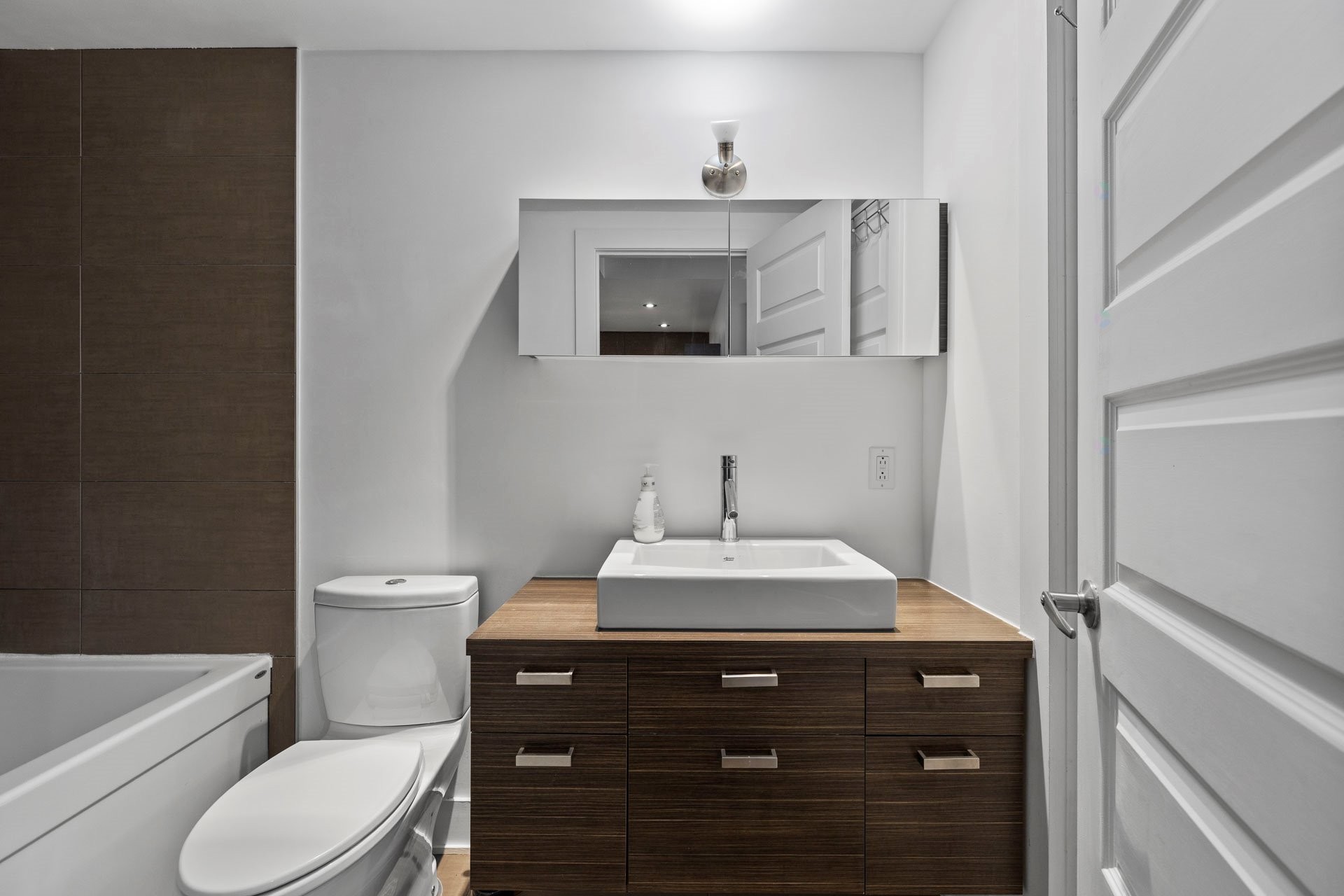 









225


Rue de la Montagne

, 222,
Montréal (Le Sud-Ouest),




QC
H3C2A6

