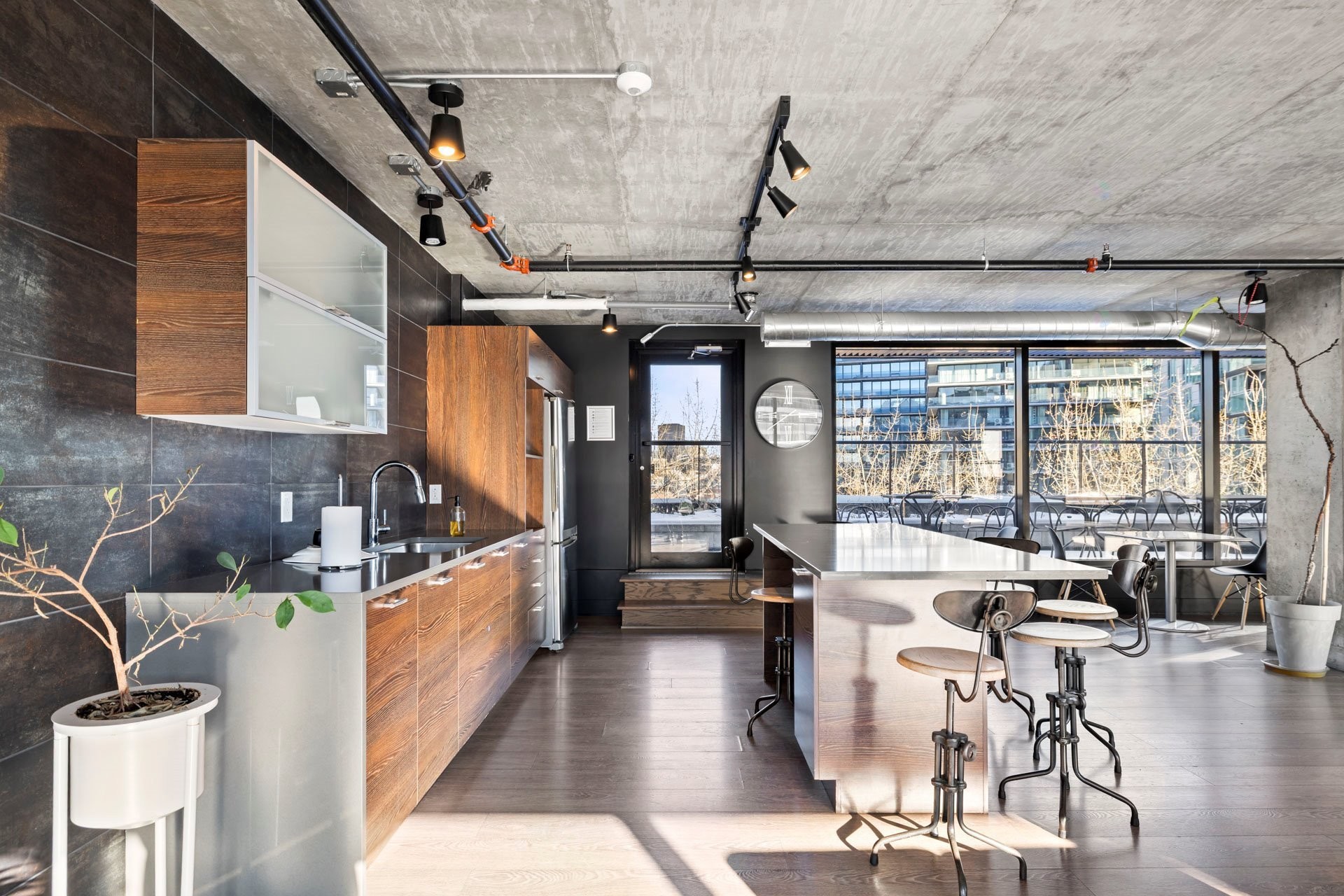 









225


Rue de la Montagne

, 222,
Montréal (Le Sud-Ouest),




QC
H3C2A6

