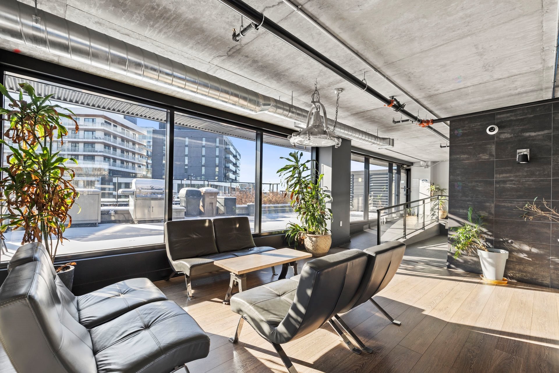 









225


Rue de la Montagne

, 222,
Montréal (Le Sud-Ouest),




QC
H3C2A6

