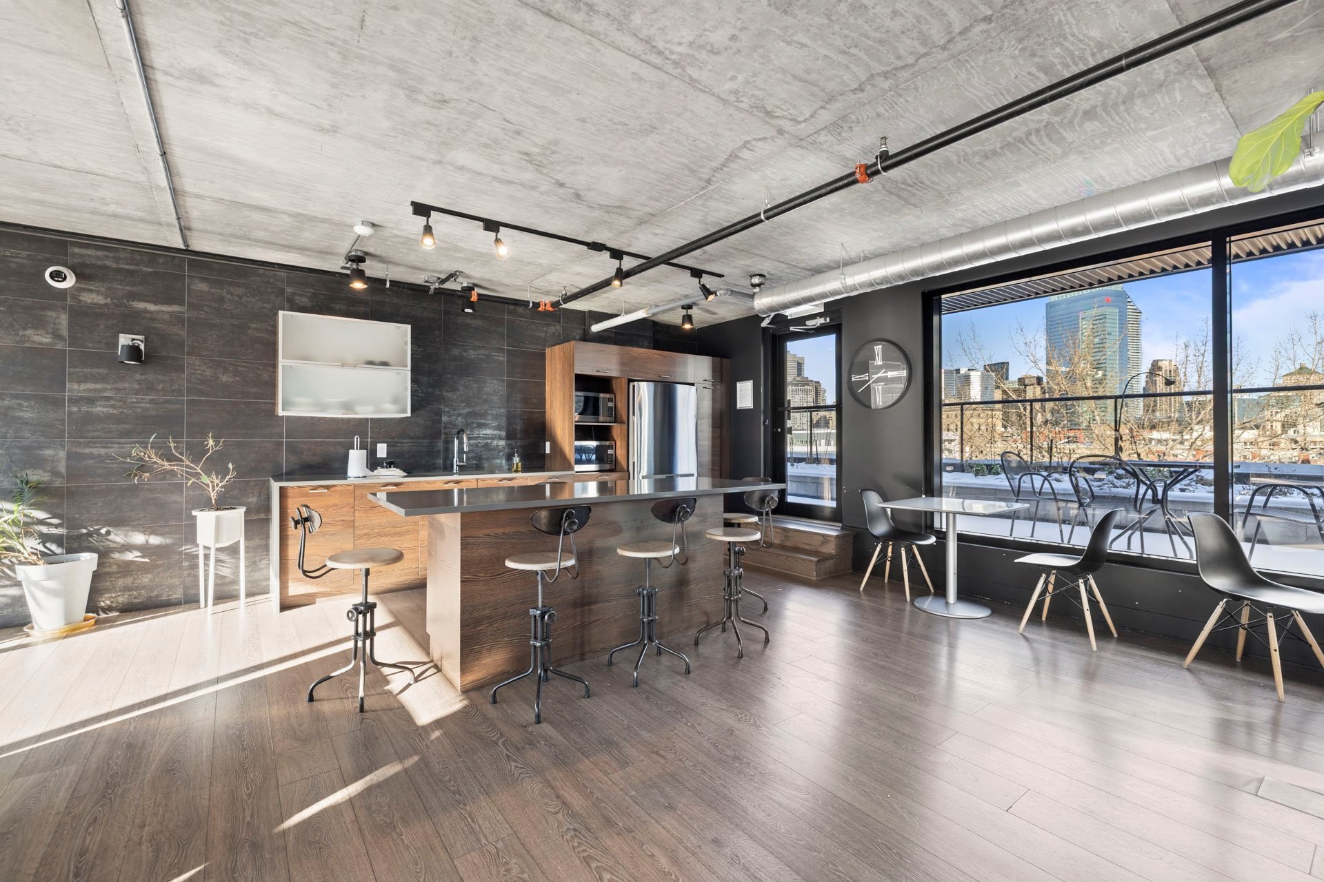 









225


Rue de la Montagne

, 222,
Montréal (Le Sud-Ouest),




QC
H3C2A6

