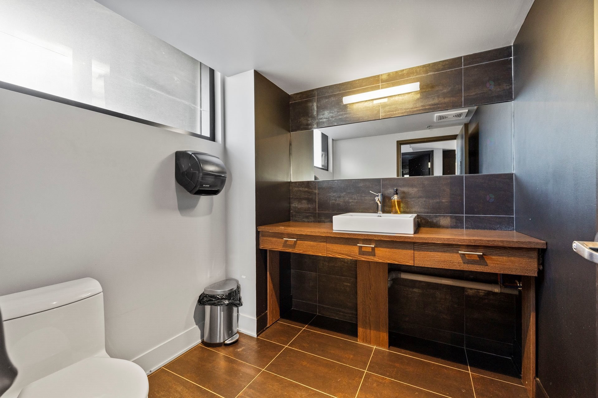 









225


Rue de la Montagne

, 222,
Montréal (Le Sud-Ouest),




QC
H3C2A6

