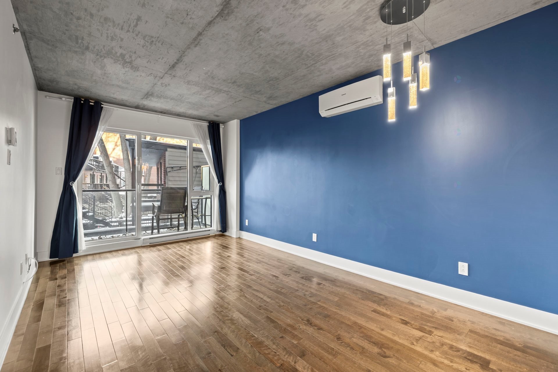 









225


Rue de la Montagne

, 222,
Montréal (Le Sud-Ouest),




QC
H3C2A6

