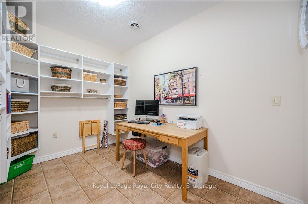 












401 - 65 BAYBERRY DRIVE

,
Guelph (Village By The Arboretum),




Ontario
N1G5K9

