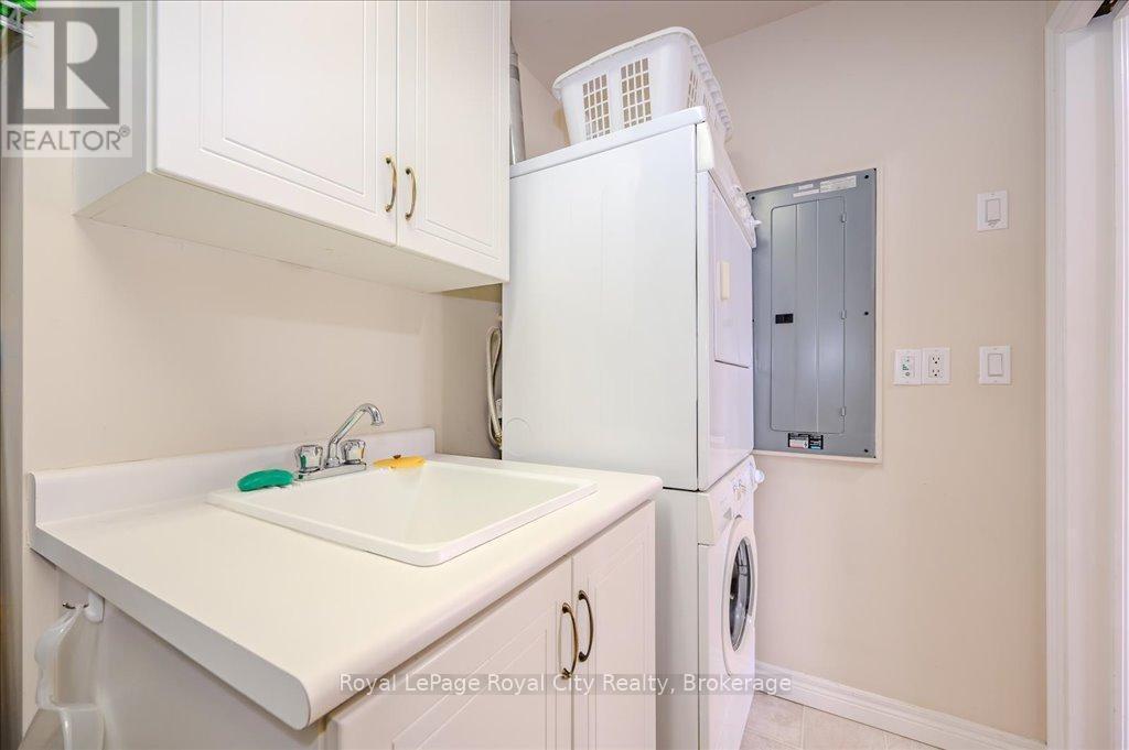 












401 - 65 BAYBERRY DRIVE

,
Guelph (Village By The Arboretum),




Ontario
N1G5K9

