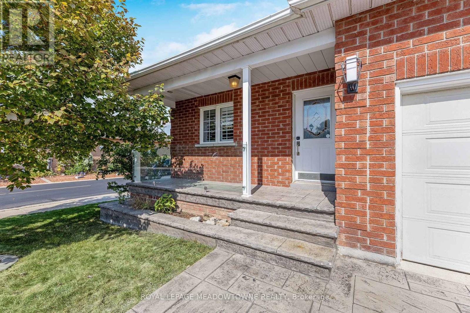 












331 CENTENNIAL FOREST DRIVE

,
Milton (TM Timberlea),




Ontario
L9T5X4

