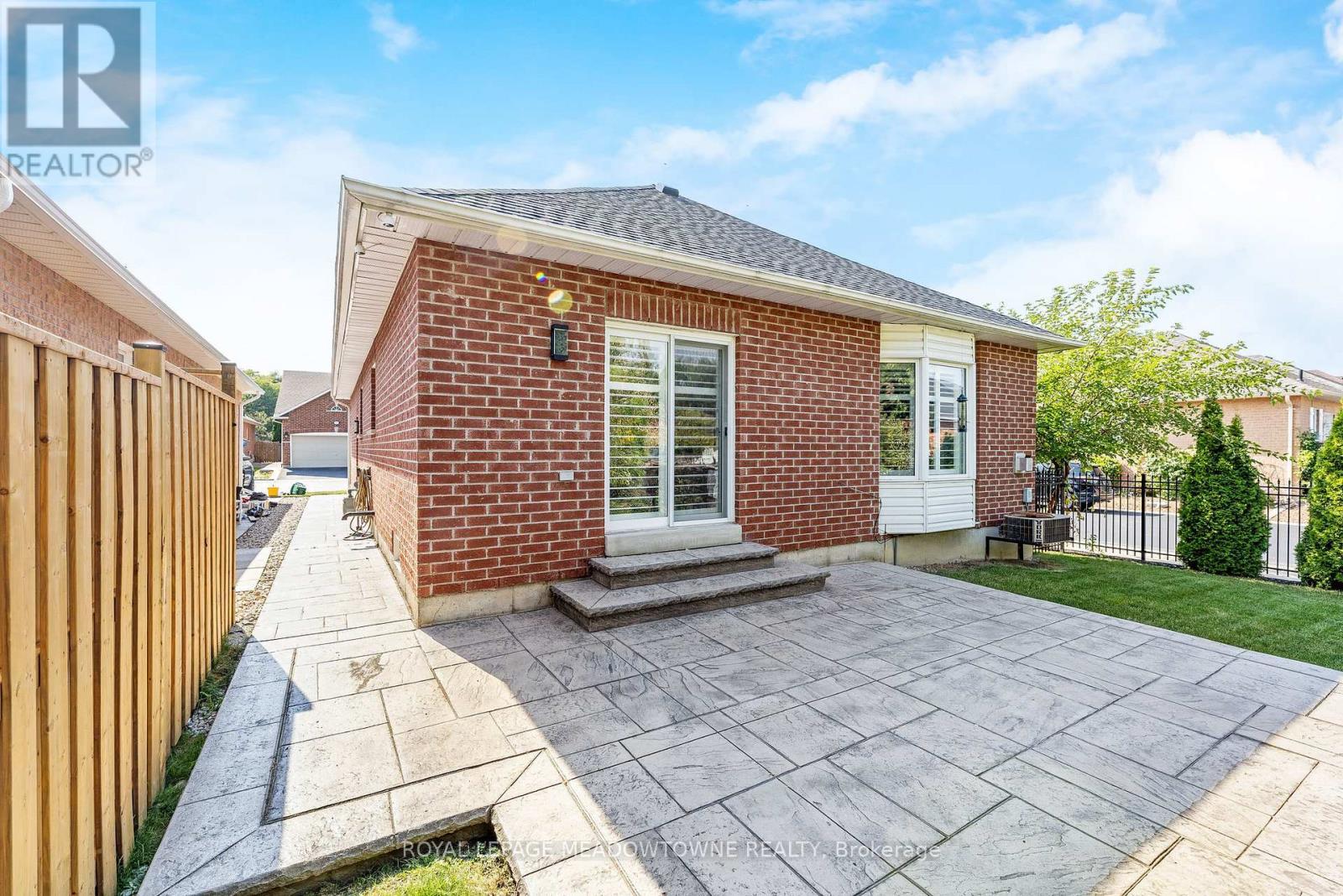 












331 CENTENNIAL FOREST DRIVE

,
Milton (TM Timberlea),




Ontario
L9T5X4

