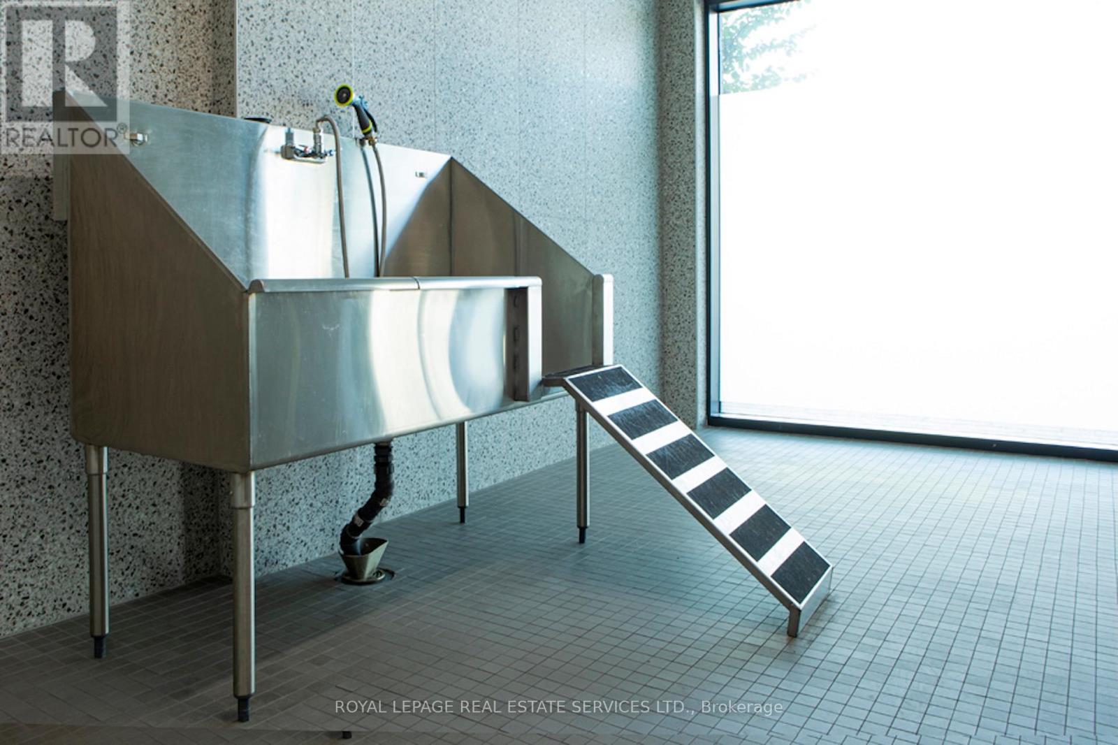 












409 - 3385 DUNDAS STREET W

,
Toronto,




Ontario
M6S2S2

