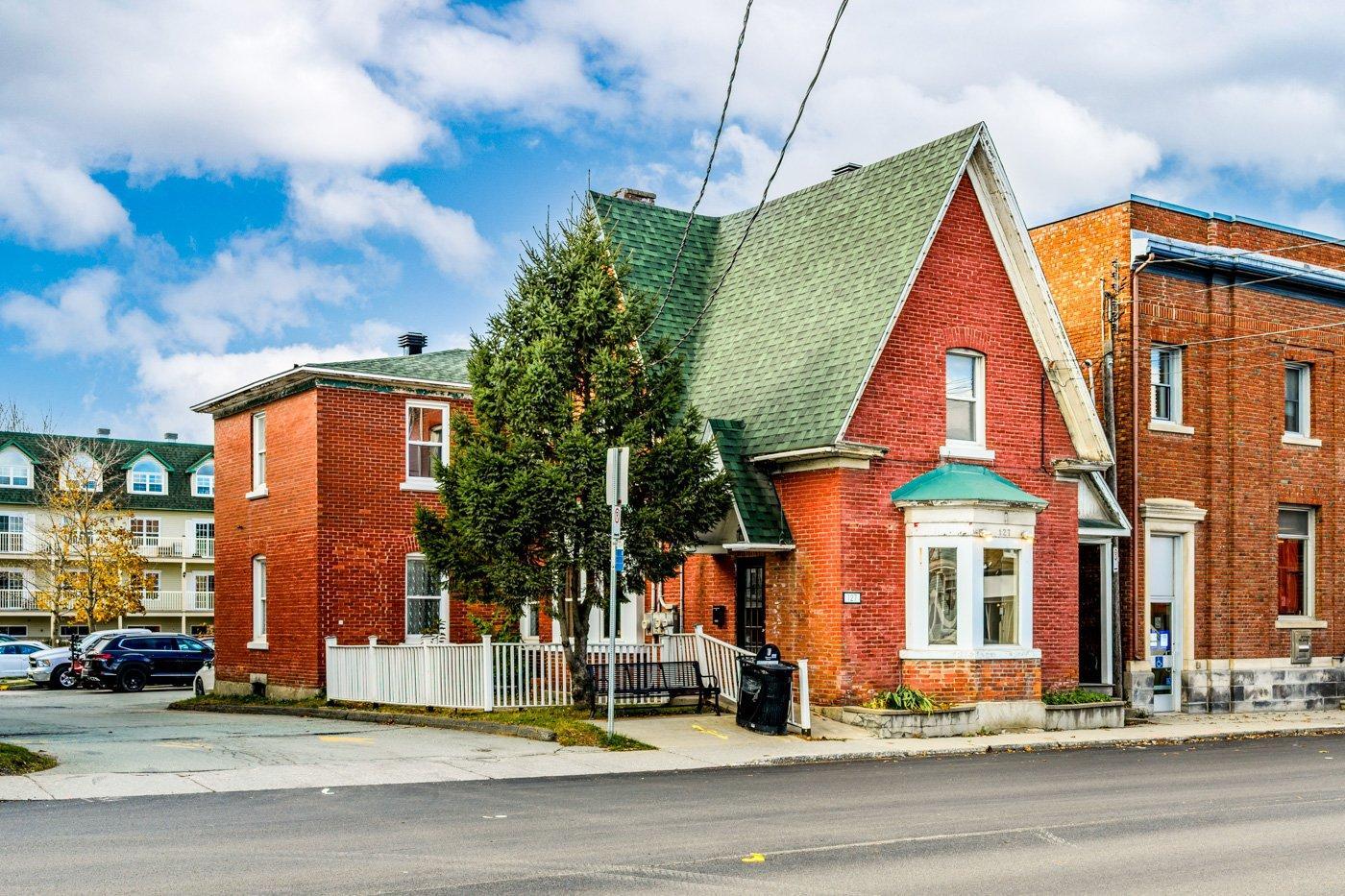 









127


Rue Queen

,
Sherbrooke (Lennoxville),




QC
J1M1J7

