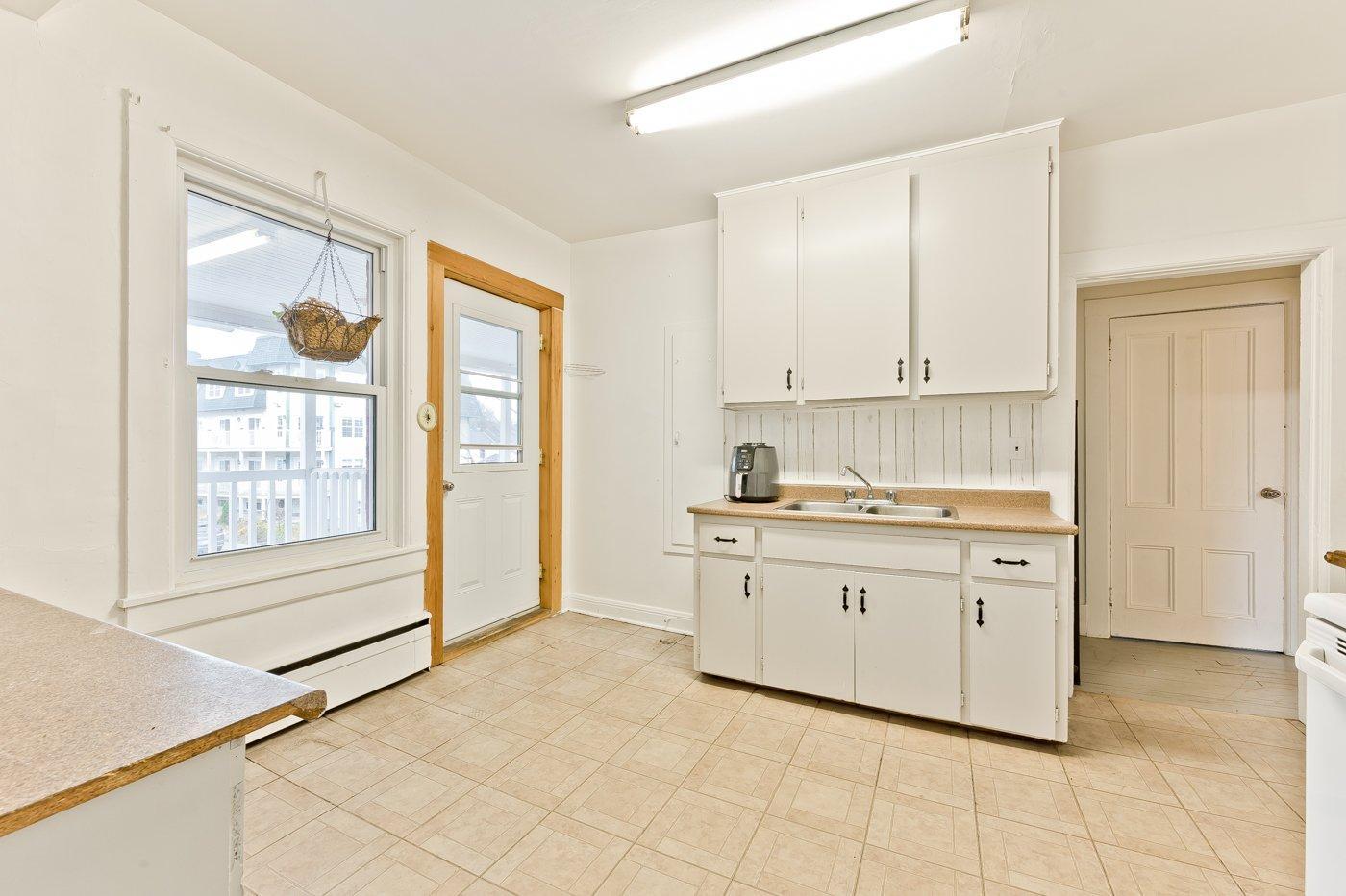 









127


Rue Queen

,
Sherbrooke (Lennoxville),




QC
J1M1J7

