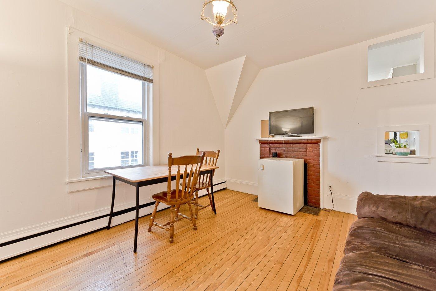 









127


Rue Queen

,
Sherbrooke (Lennoxville),




QC
J1M1J7

