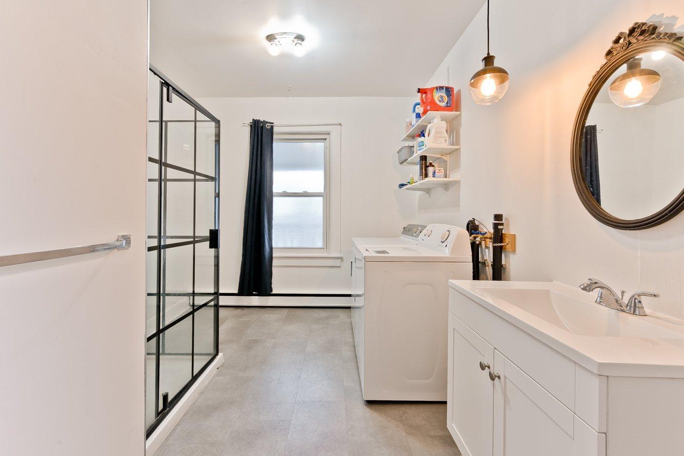 









127


Rue Queen

,
Sherbrooke (Lennoxville),




QC
J1M1J7

