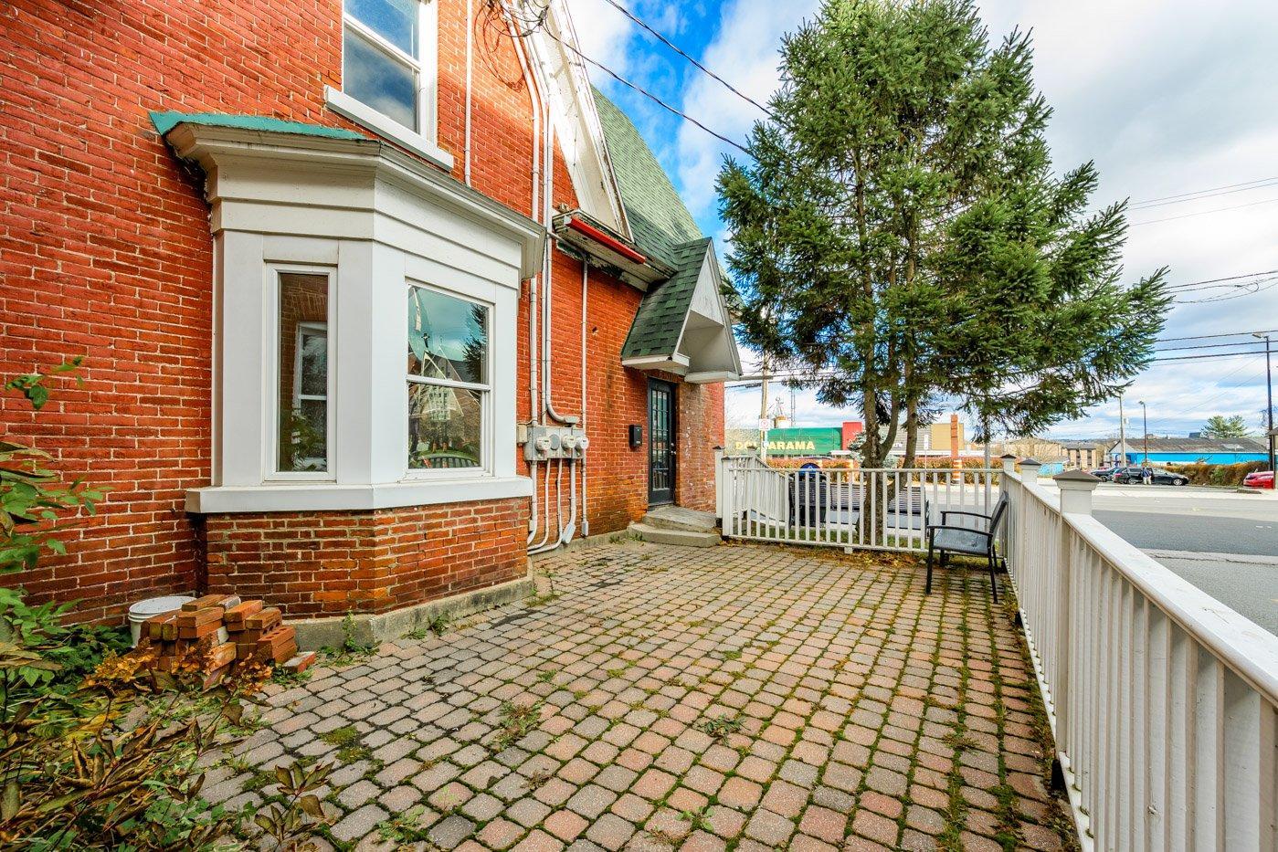 









127


Rue Queen

,
Sherbrooke (Lennoxville),




QC
J1M1J7

