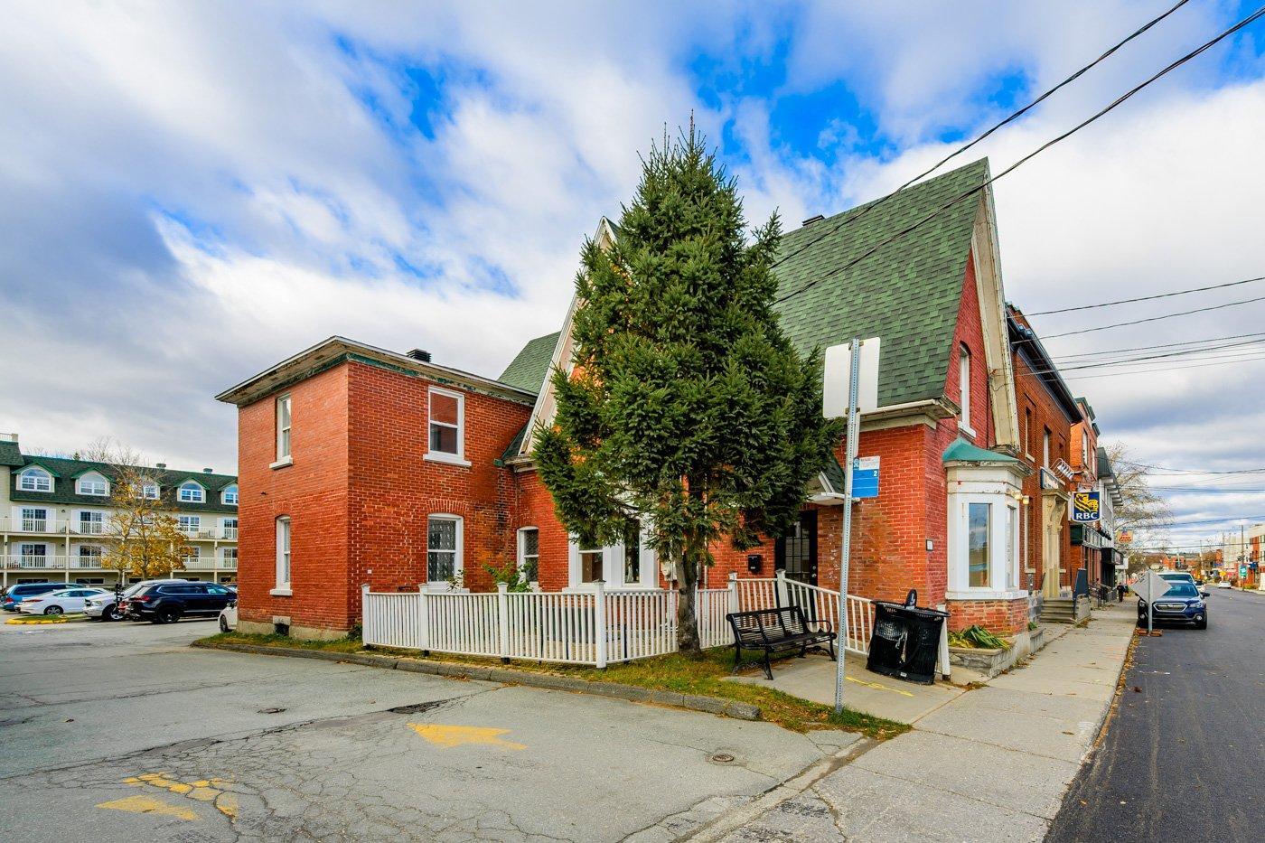 









127


Rue Queen

,
Sherbrooke (Lennoxville),




QC
J1M1J7

