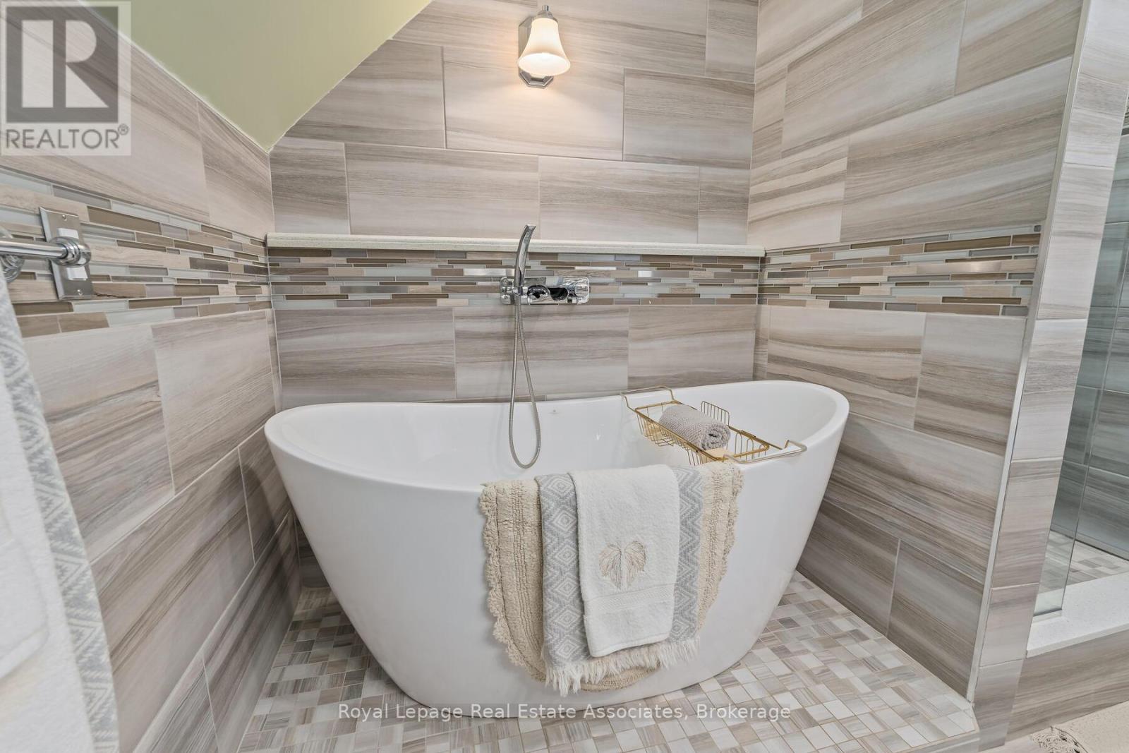 












119 CRESCENT STREET

,
Halton Hills,




Ontario
L7J2E1

