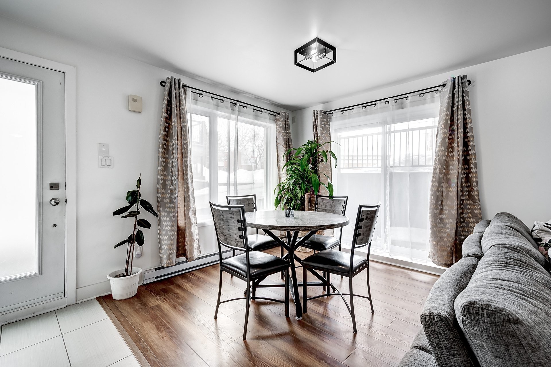 









46A


4e Avenue S.

, 1,
Montréal (Pierrefonds-Roxboro),




QC
H8Y2M2

