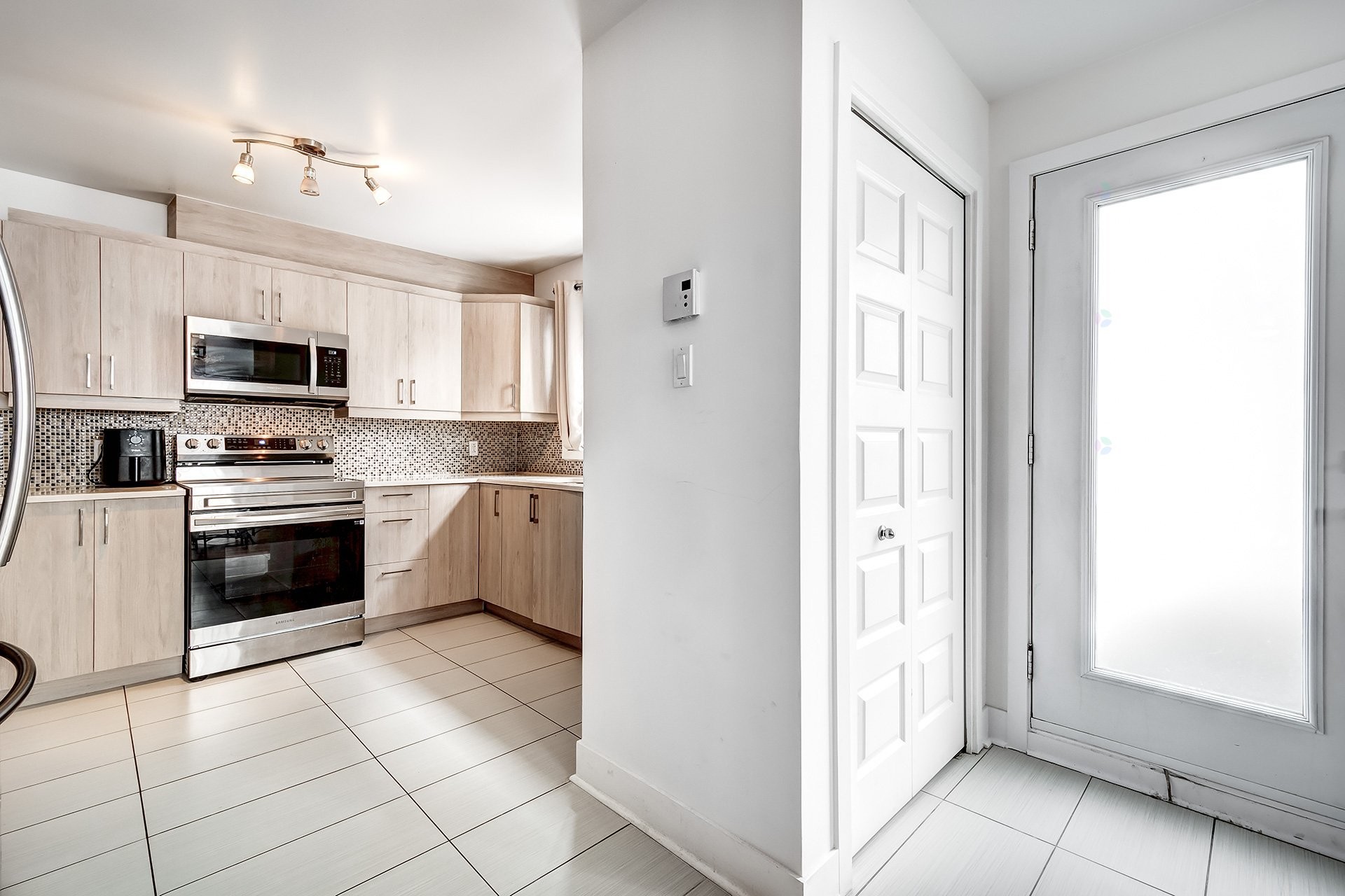 









46A


4e Avenue S.

, 1,
Montréal (Pierrefonds-Roxboro),




QC
H8Y2M2

