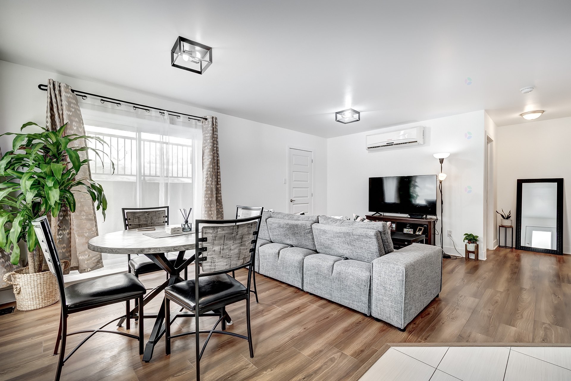 









46A


4e Avenue S.

, 1,
Montréal (Pierrefonds-Roxboro),




QC
H8Y2M2

