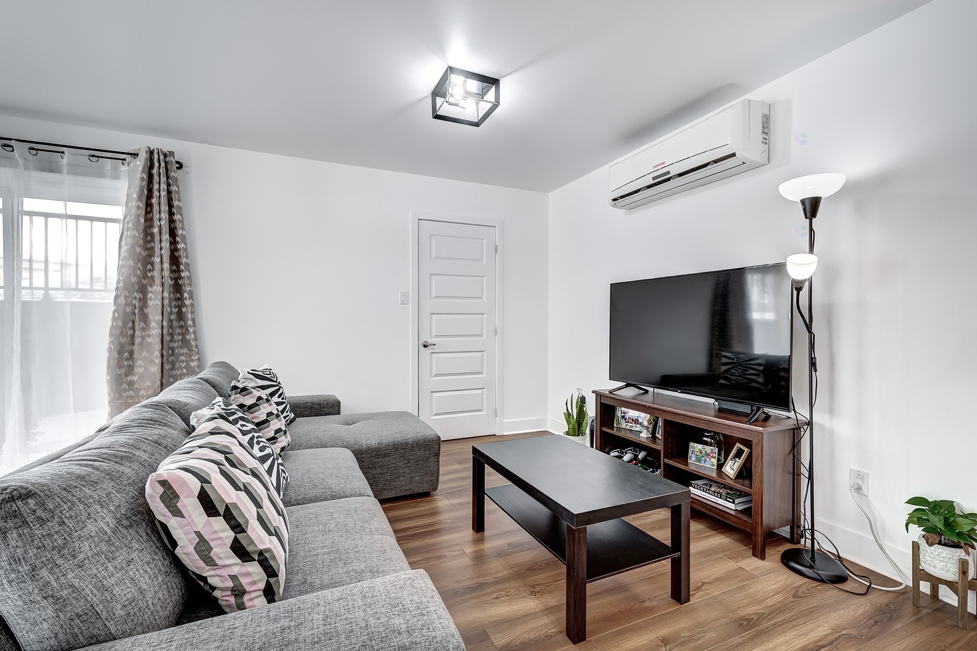 









46A


4e Avenue S.

, 1,
Montréal (Pierrefonds-Roxboro),




QC
H8Y2M2

