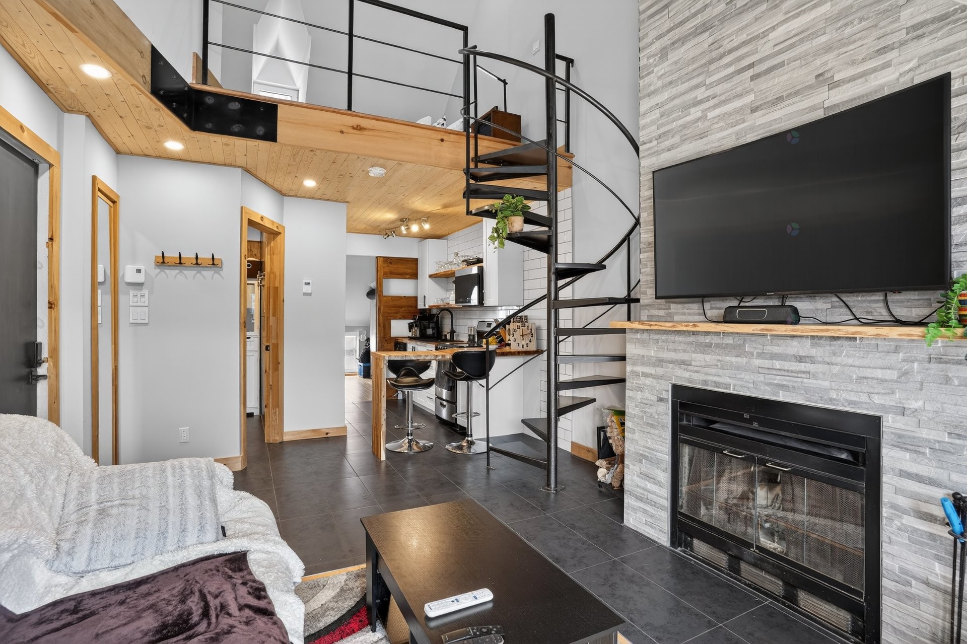 









275


Ch. des Faîtières

, 310,
Piedmont,




QC
J0R1K0

