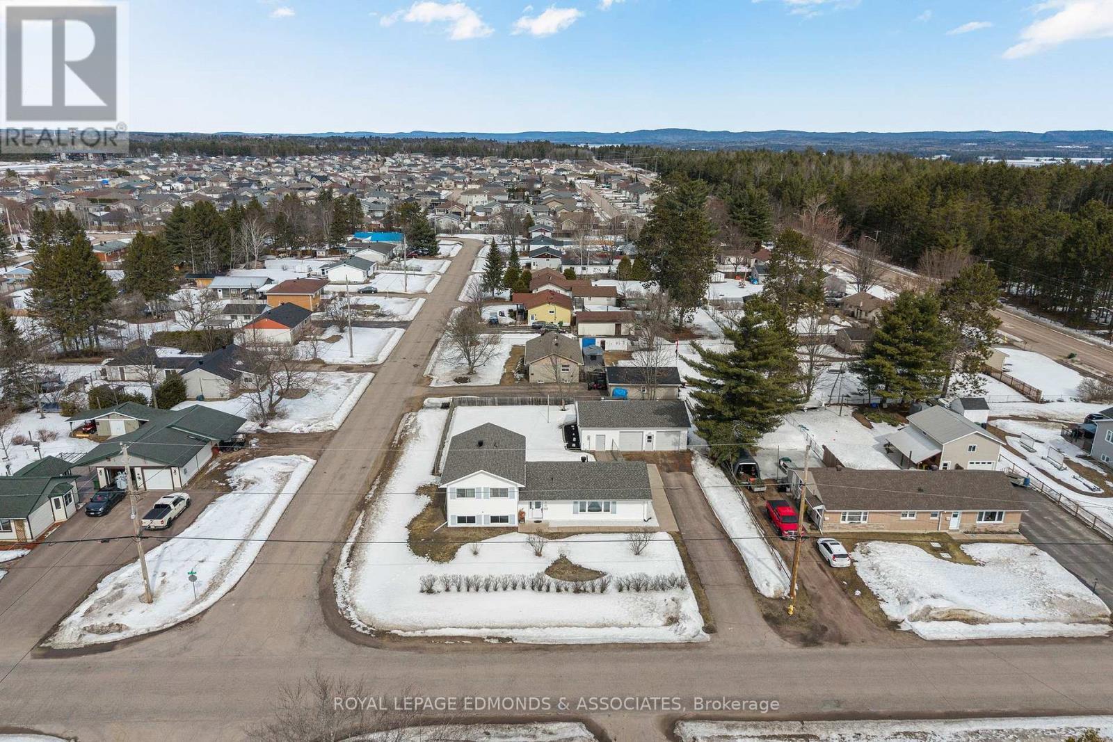 












31 SILKE DRIVE

,
Petawawa,




Ontario
K8H2L3

