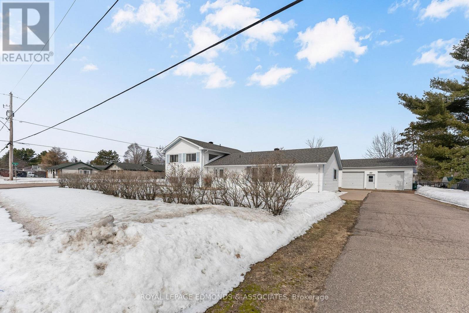 












31 SILKE DRIVE

,
Petawawa,




Ontario
K8H2L3

