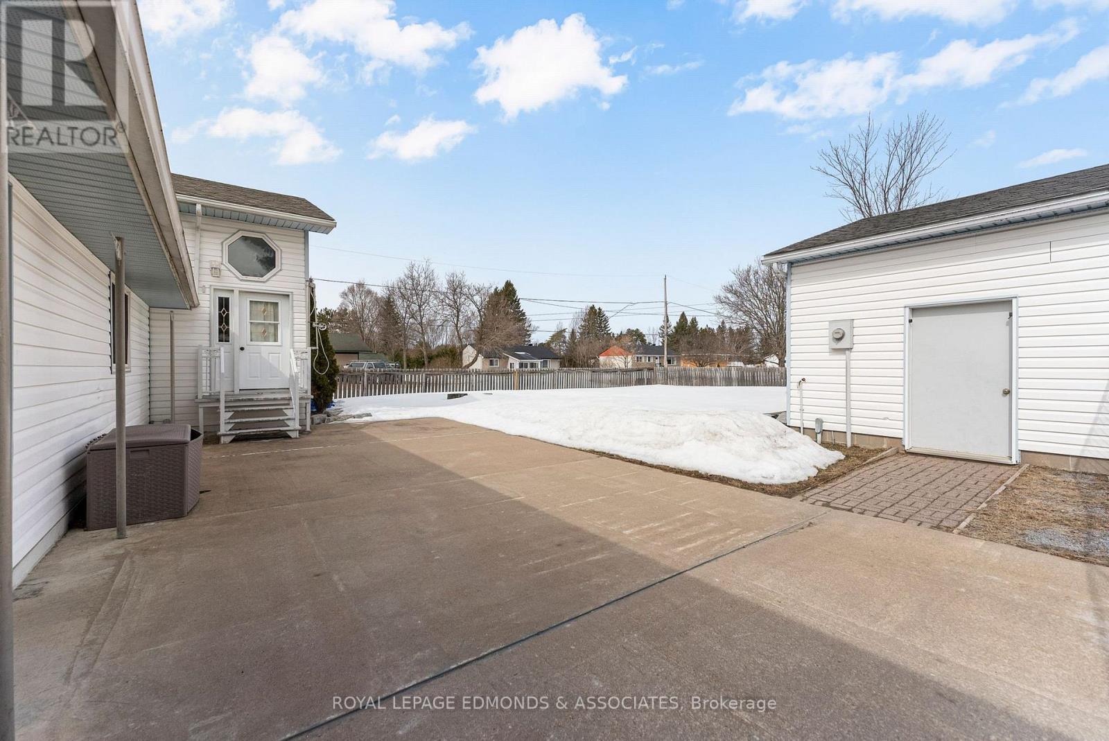 












31 SILKE DRIVE

,
Petawawa,




Ontario
K8H2L3

