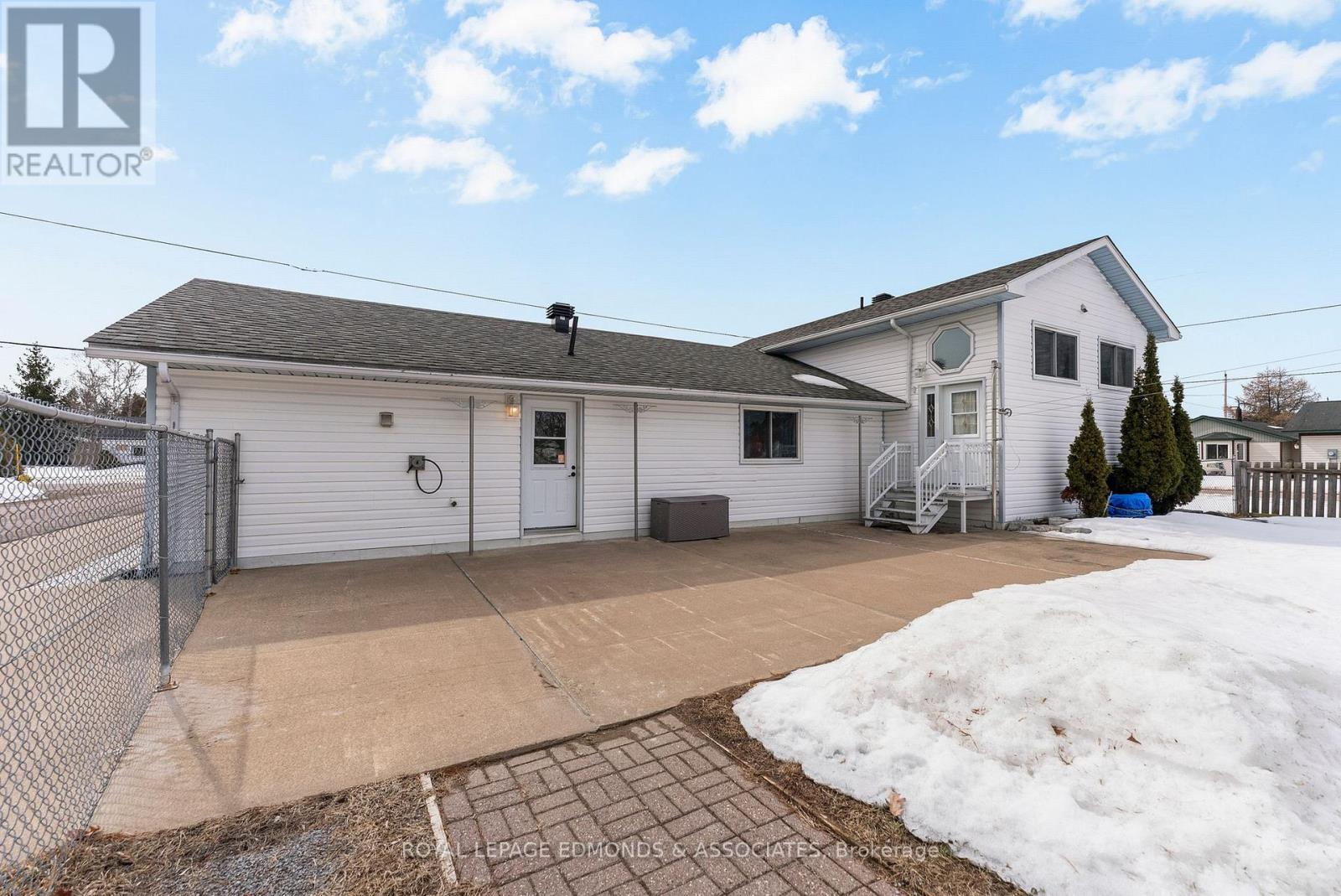 












31 SILKE DRIVE

,
Petawawa,




Ontario
K8H2L3

