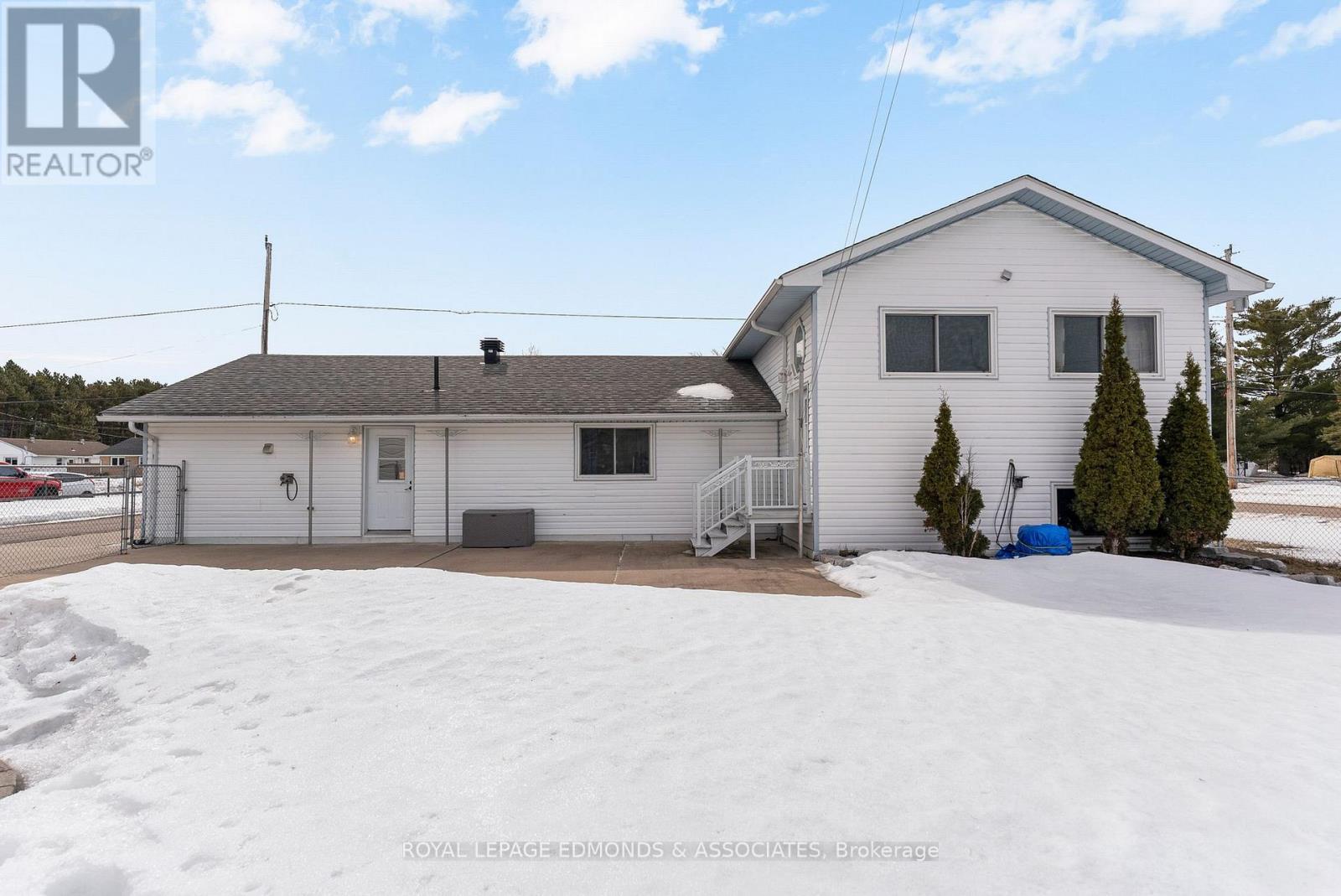 












31 SILKE DRIVE

,
Petawawa,




Ontario
K8H2L3

