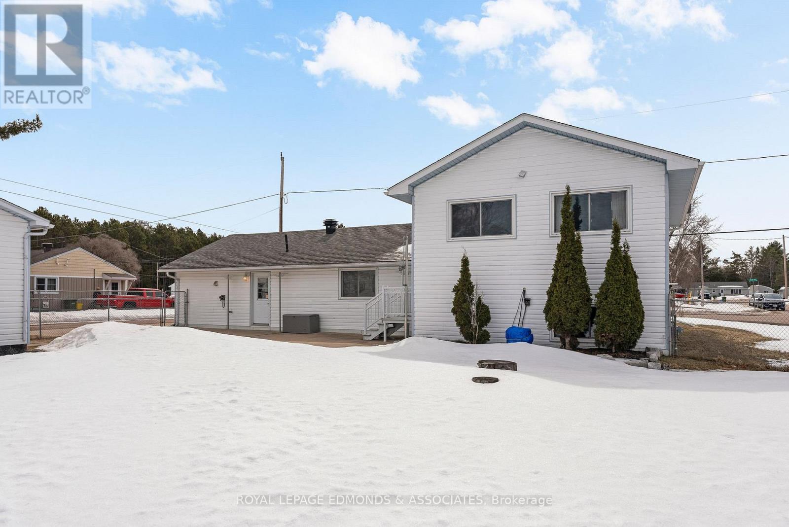 












31 SILKE DRIVE

,
Petawawa,




Ontario
K8H2L3

