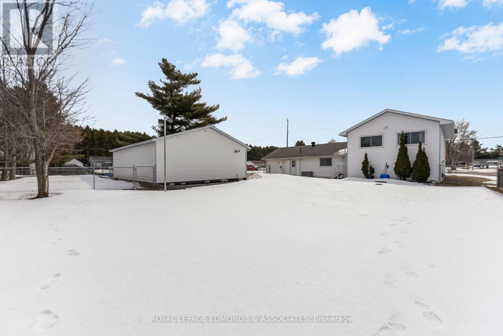 












31 SILKE DRIVE

,
Petawawa,




Ontario
K8H2L3

