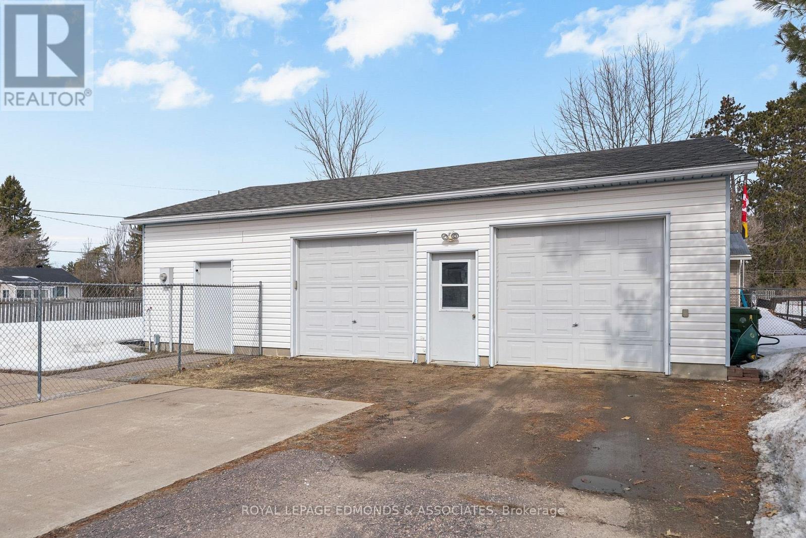 












31 SILKE DRIVE

,
Petawawa,




Ontario
K8H2L3

