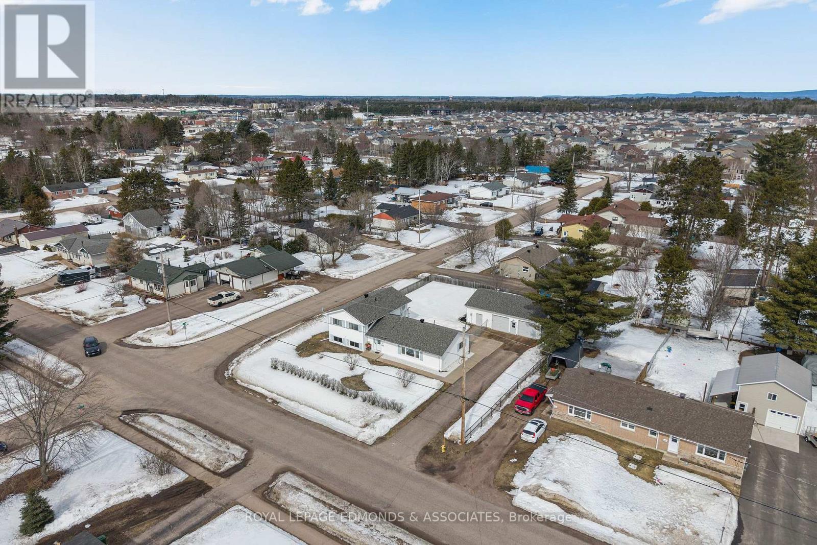 












31 SILKE DRIVE

,
Petawawa,




Ontario
K8H2L3

