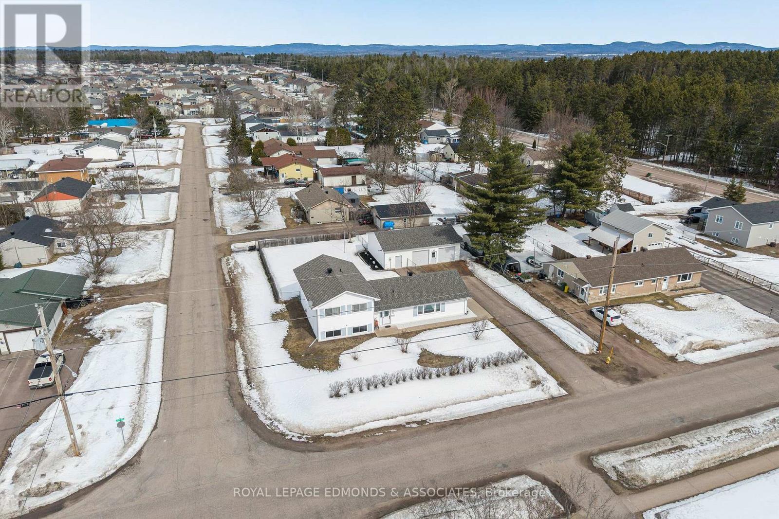 












31 SILKE DRIVE

,
Petawawa,




Ontario
K8H2L3

