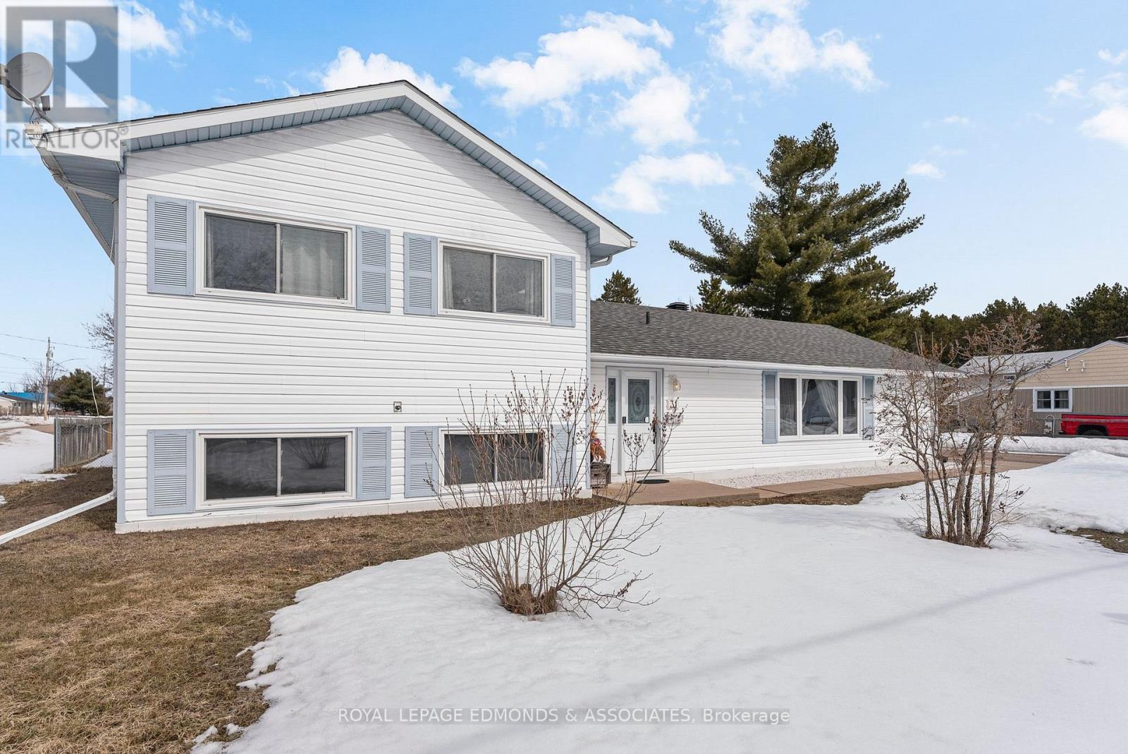 












31 SILKE DRIVE

,
Petawawa,




Ontario
K8H2L3

