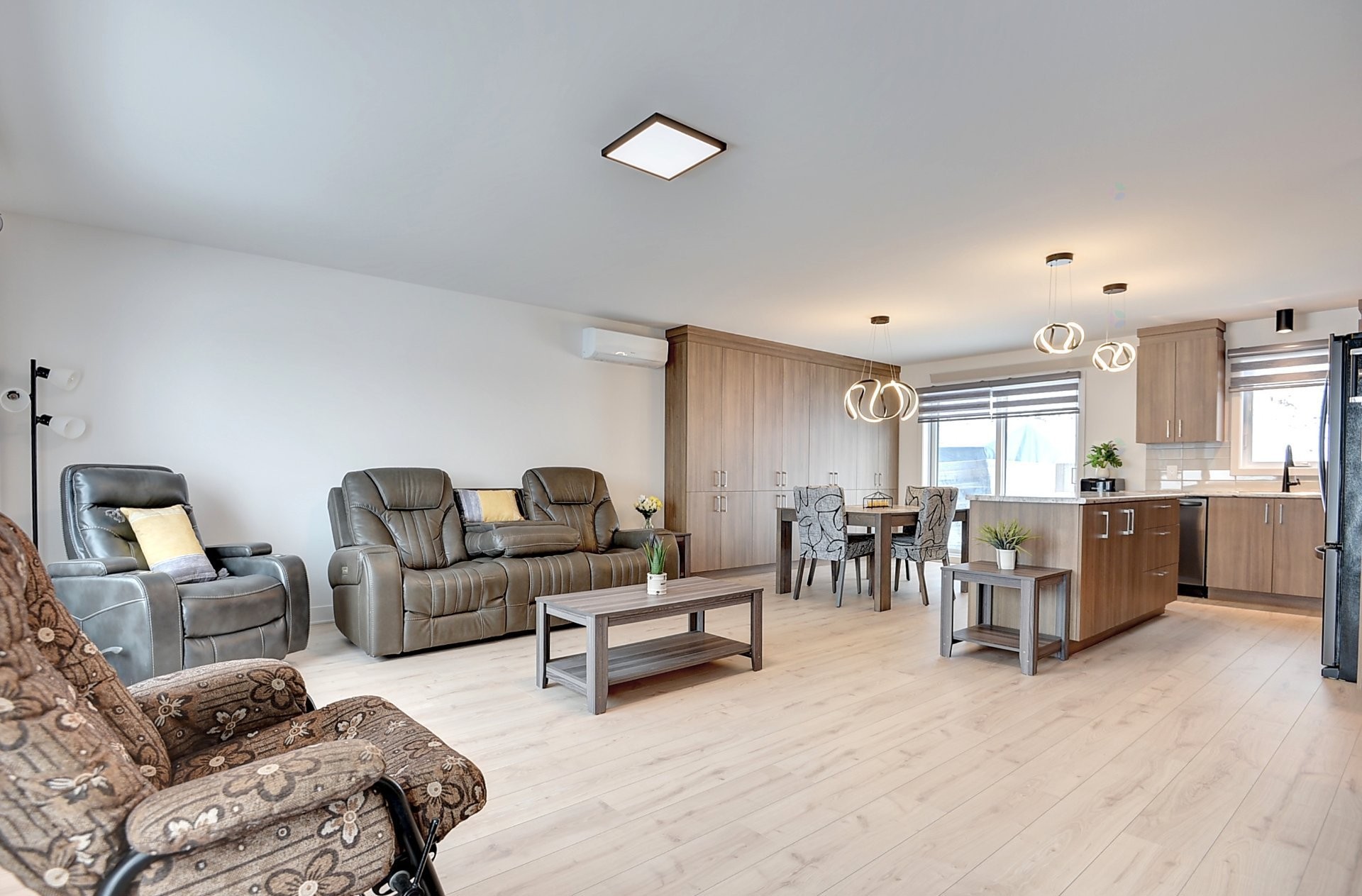 









2190


Place des Jardins

,
Saint-Félix-de-Valois,




QC
J0K2M0

