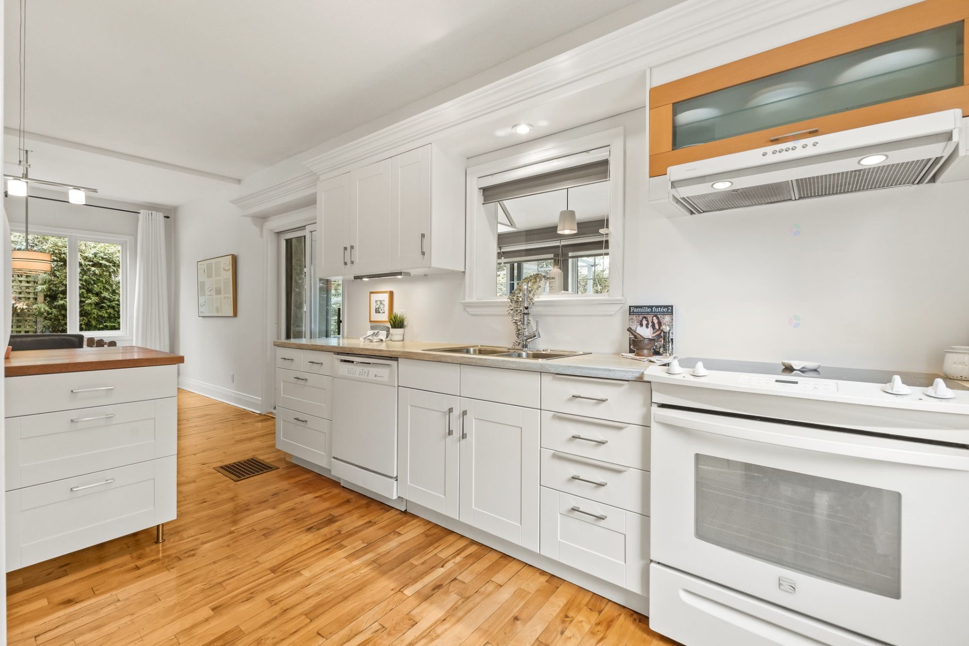 









591


Rue David

,
Gatineau (Buckingham),




QC
J8L2A9

