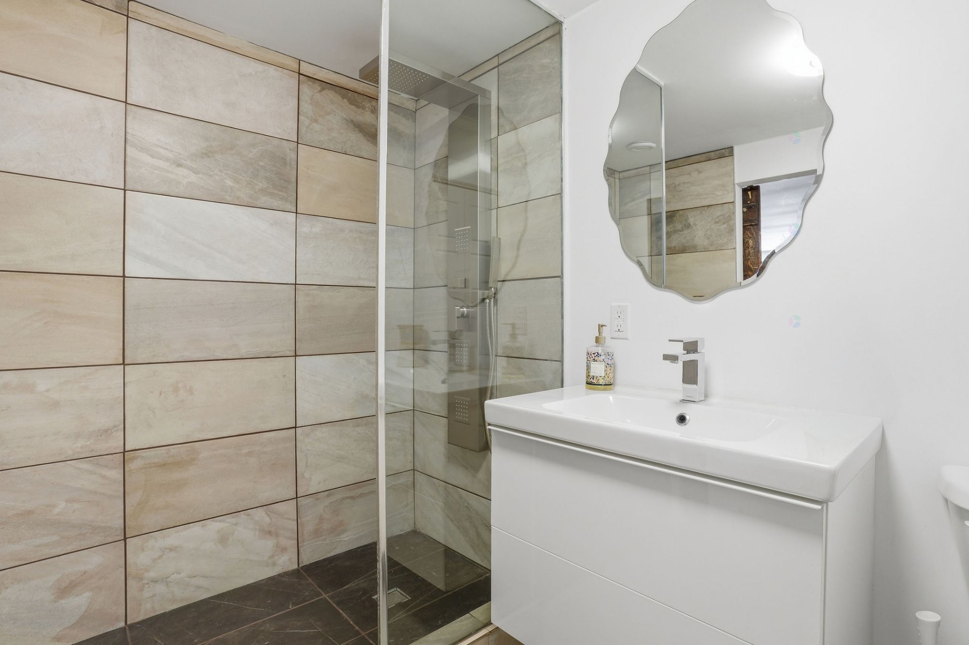 









6


Rue du Butor

,
Val-des-Monts,




QC
J8N0B7

