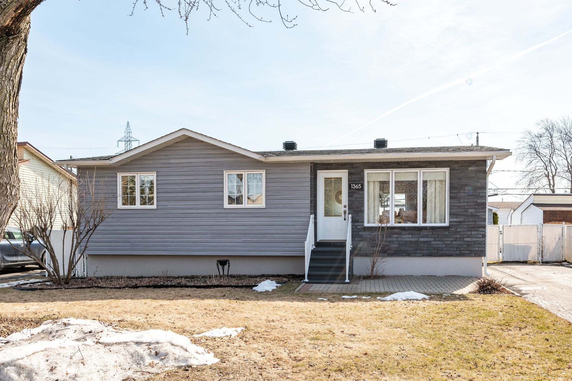 









1365


Place Alfred-DesRochers

,
Sainte-Catherine,




QC
J5C1E3

