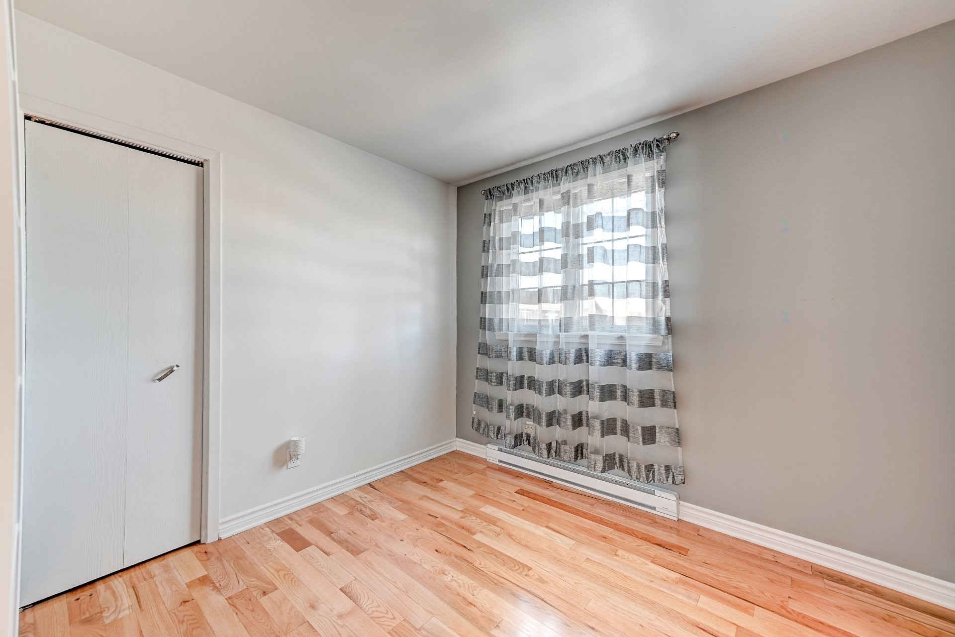 









1365


Place Alfred-DesRochers

,
Sainte-Catherine,




QC
J5C1E3

