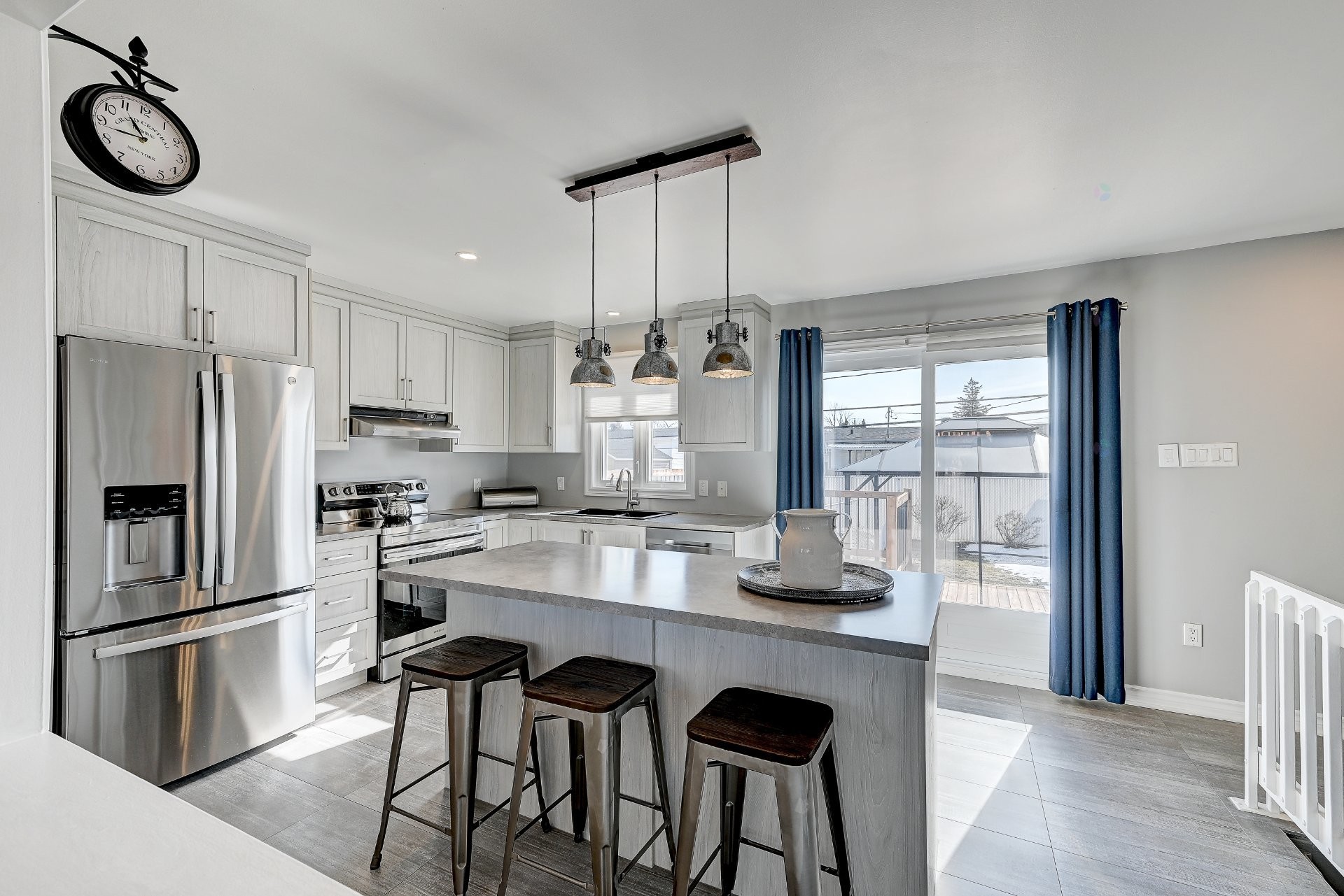 









1365


Place Alfred-DesRochers

,
Sainte-Catherine,




QC
J5C1E3

